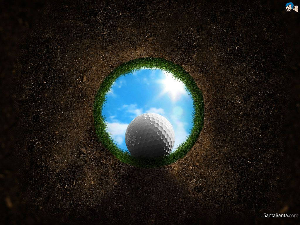 高爾夫球在洞中，藍天和太陽透過綠色草地邊緣可見。