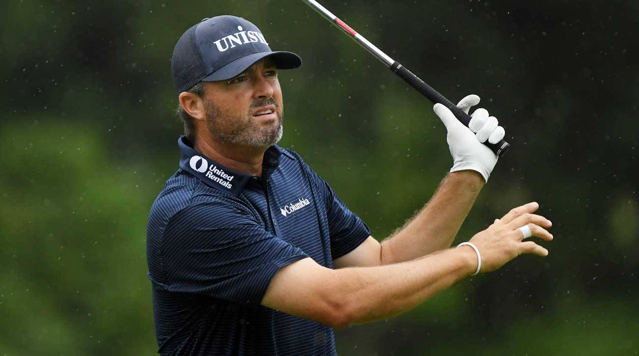 Ryan Palmer 桌布 壁紙 — 高爾夫球手在雨中揮桿，專注表情，背景模糊綠色。