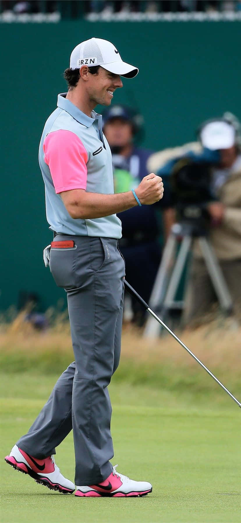 高爾夫球手Rory McIlroy在綠色高爾夫球場上慶祝成功的一擊。