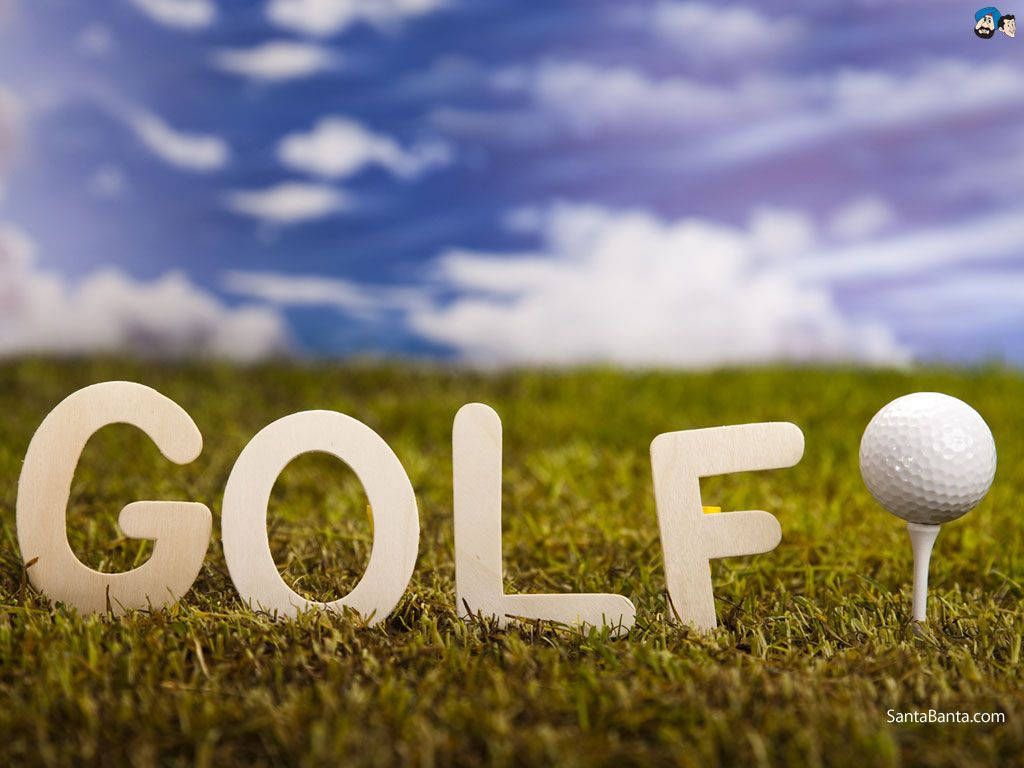 拼寫GOLF的木製字母放在草地上，旁邊是發球檯上的高爾夫球，背景是藍天。