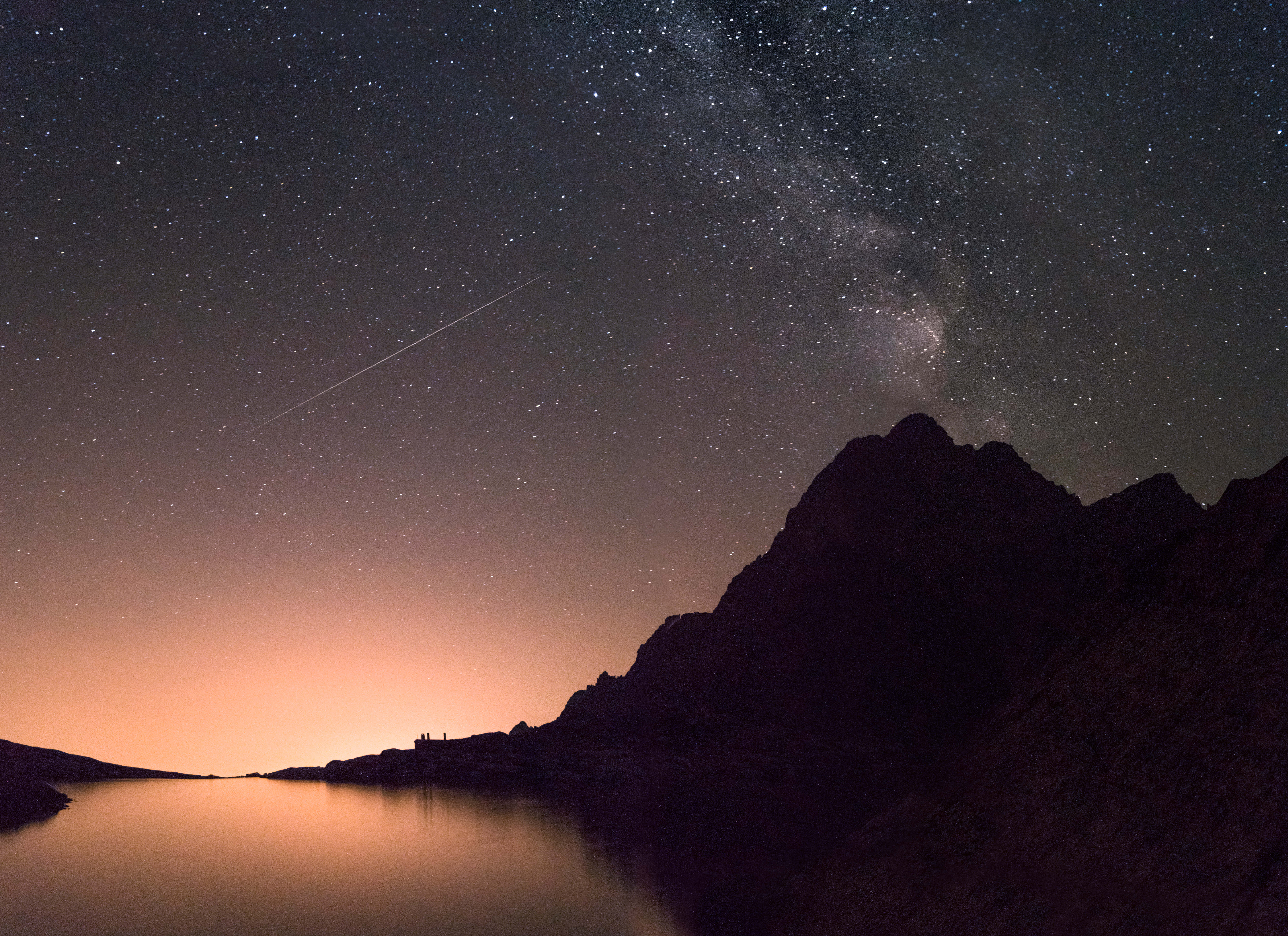 高畫質 720p 桌面背景 壁紙 — 星空夜空，銀河拱橋在平靜的湖泊和黑暗的山脈剪影之上。