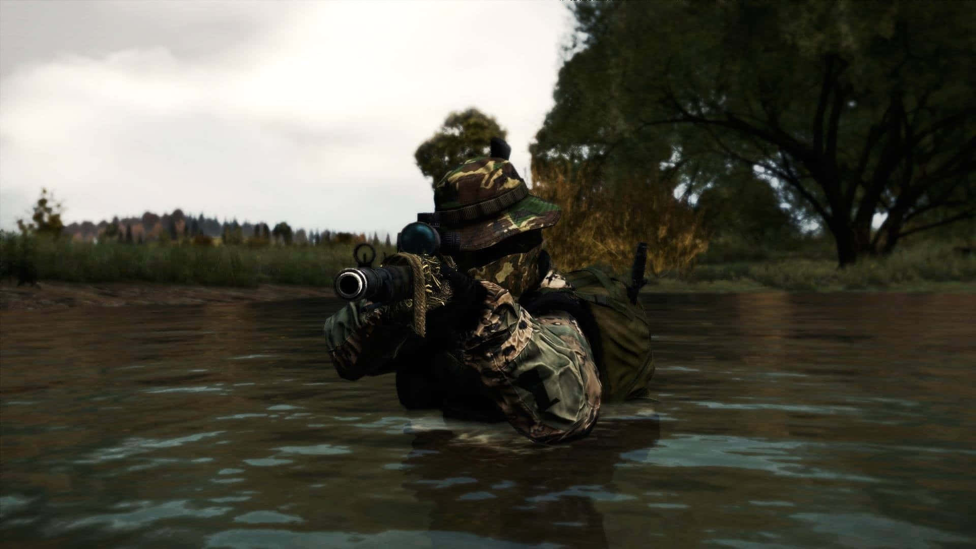 高畫質 DayZ 遊戲場景 1080p 壁紙 — 一名身穿迷彩裝備的士兵涉水而過，手持帶瞄準鏡的步槍，背景是樹木和陰天。