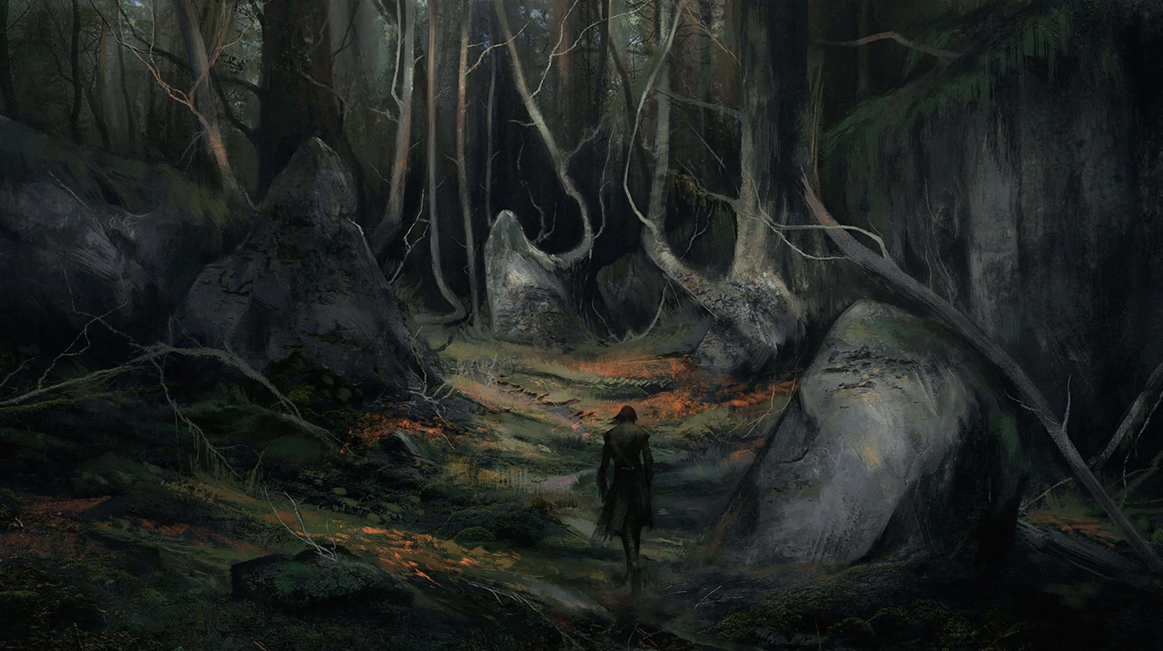 高畫質《GreedFall》背景：幽暗森林 壁紙 — 一個孤獨的身影走過迷霧籠罩的黑暗森林，樹木扭曲，腳下是發光的橙色苔蘚。
