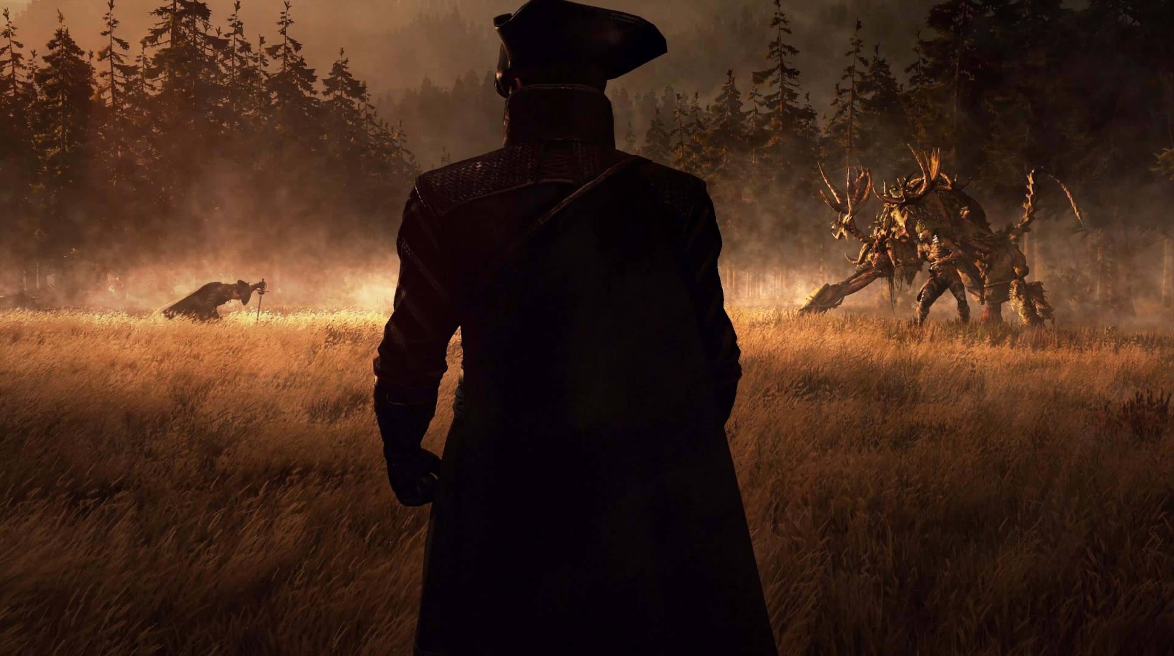 高畫質《GreedFall》背景：三人對戰變異鹿 壁紙 — 一個孤獨的身影穿著深色外套，站在金色的田野中，面對著朦朧夕陽下的怪獸。