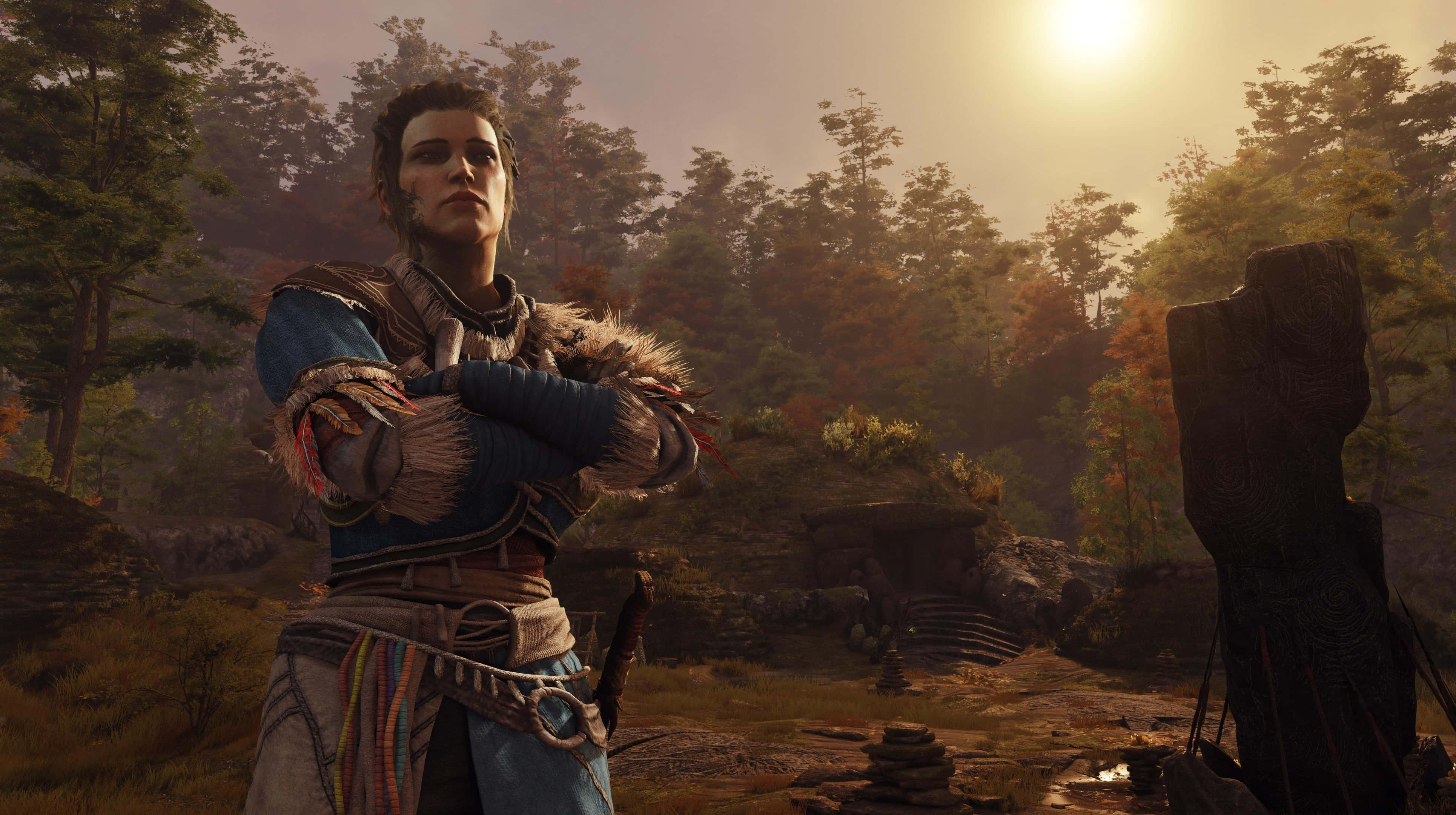 高畫質《GreedFall》背景：德薩德夫人雙臂交疊 壁紙 — 一名戰士雙臂交叉站立在陽光明媚的森林空地中，附近有秋樹和古老的石頭廢墟。
