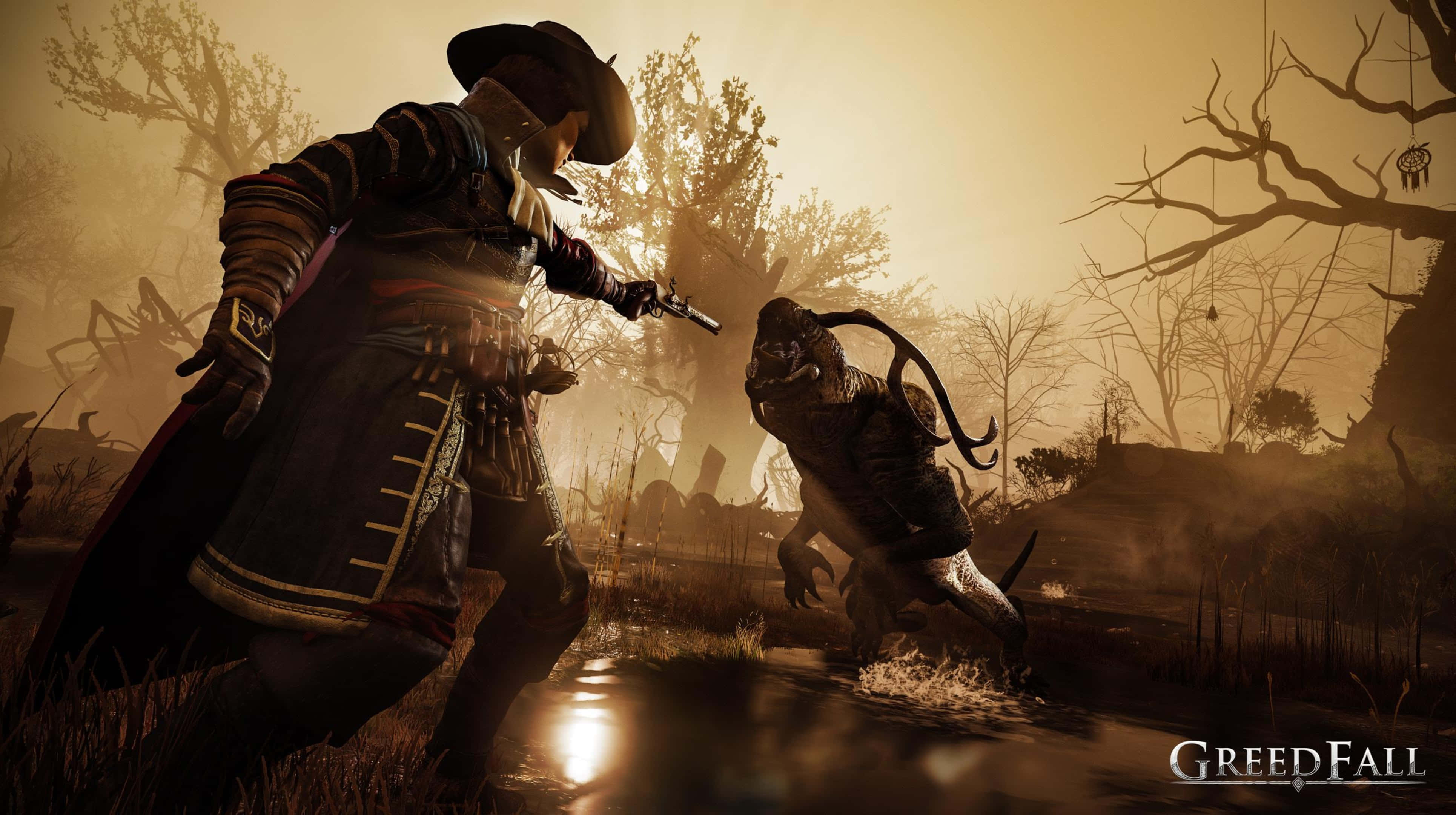 高畫質《GreedFall》背景：海盜對戰沼澤怪物 壁紙 — 一個戴著兜帽的戰士在黃昏時分的霧氣瀰漫的金色森林中，用手槍瞄準一隻怪物。