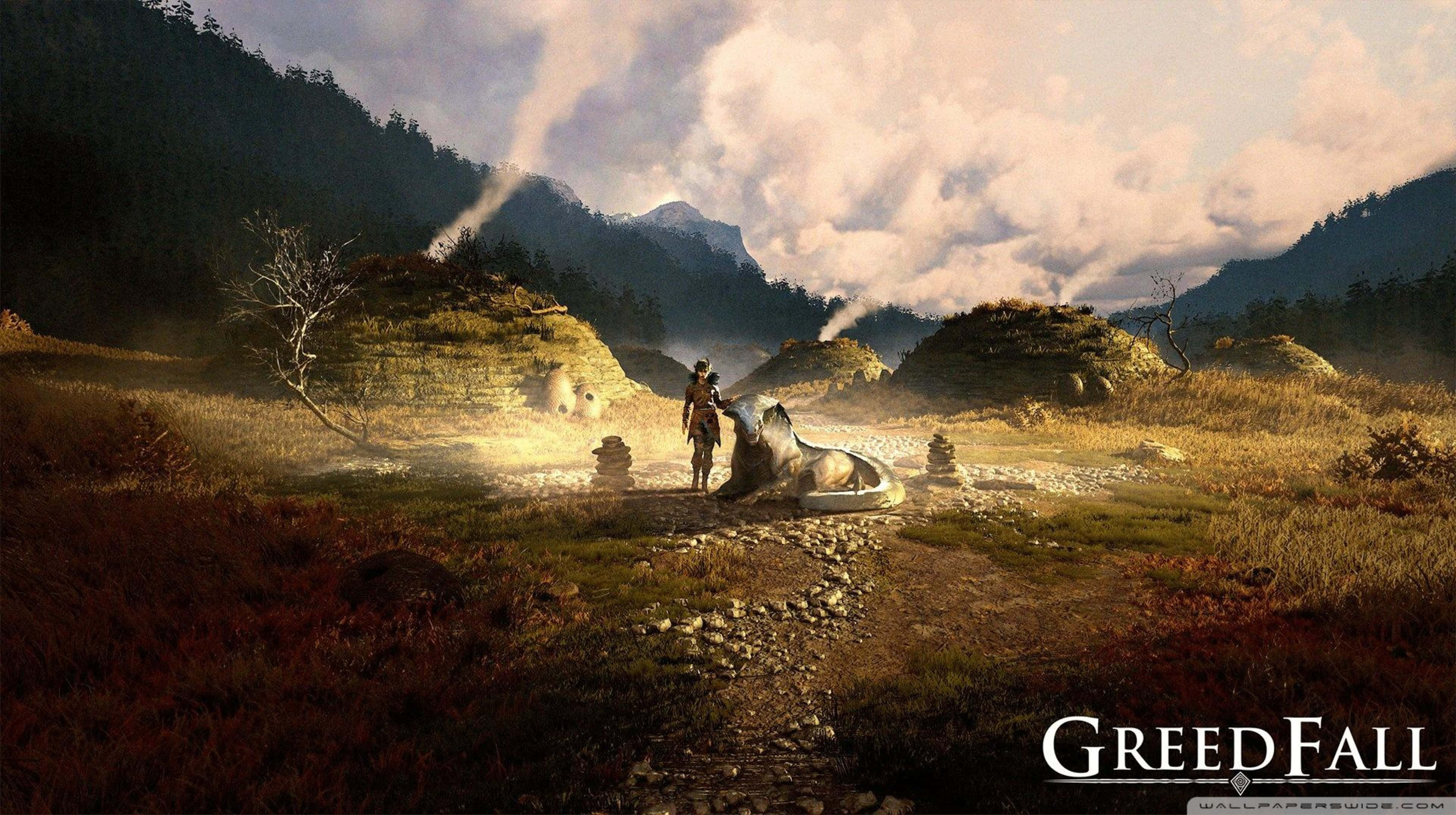 高畫質《GreedFall》背景：戰士撫摸怪物 壁紙 — 一位孤獨的旅人帶著馬匹走過霧氣瀰漫的山谷，山谷中有古老的石堆和森林覆蓋的山脈，天空多雲。