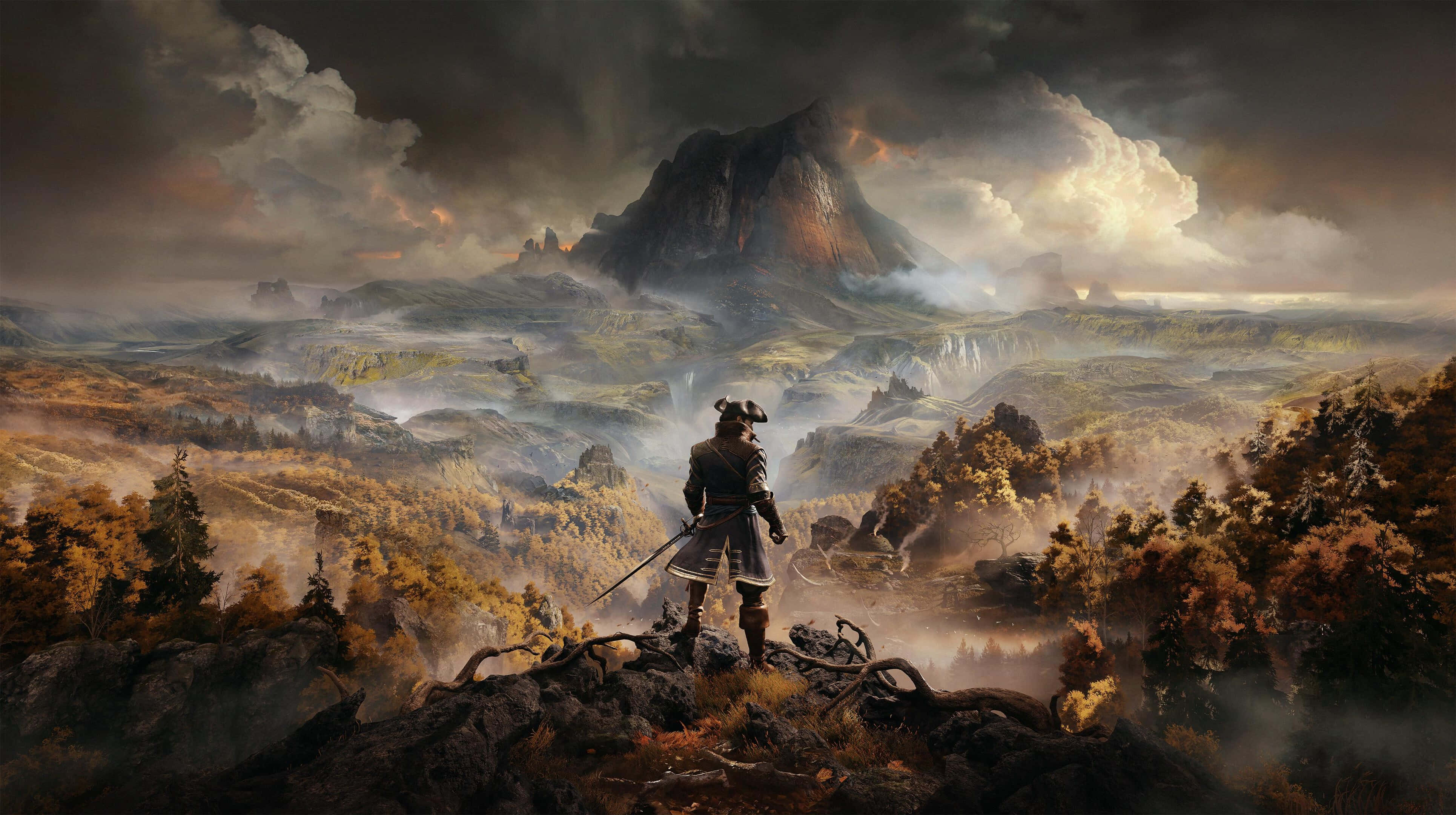 高畫質《GreedFall》背景：俯瞰風景 壁紙 — 一個孤獨的戰士站在霧氣瀰漫的懸崖頂上，俯瞰著廣闊的秋日山谷，山谷中有一座高聳的山峰，天空佈滿戲劇性的雲層。