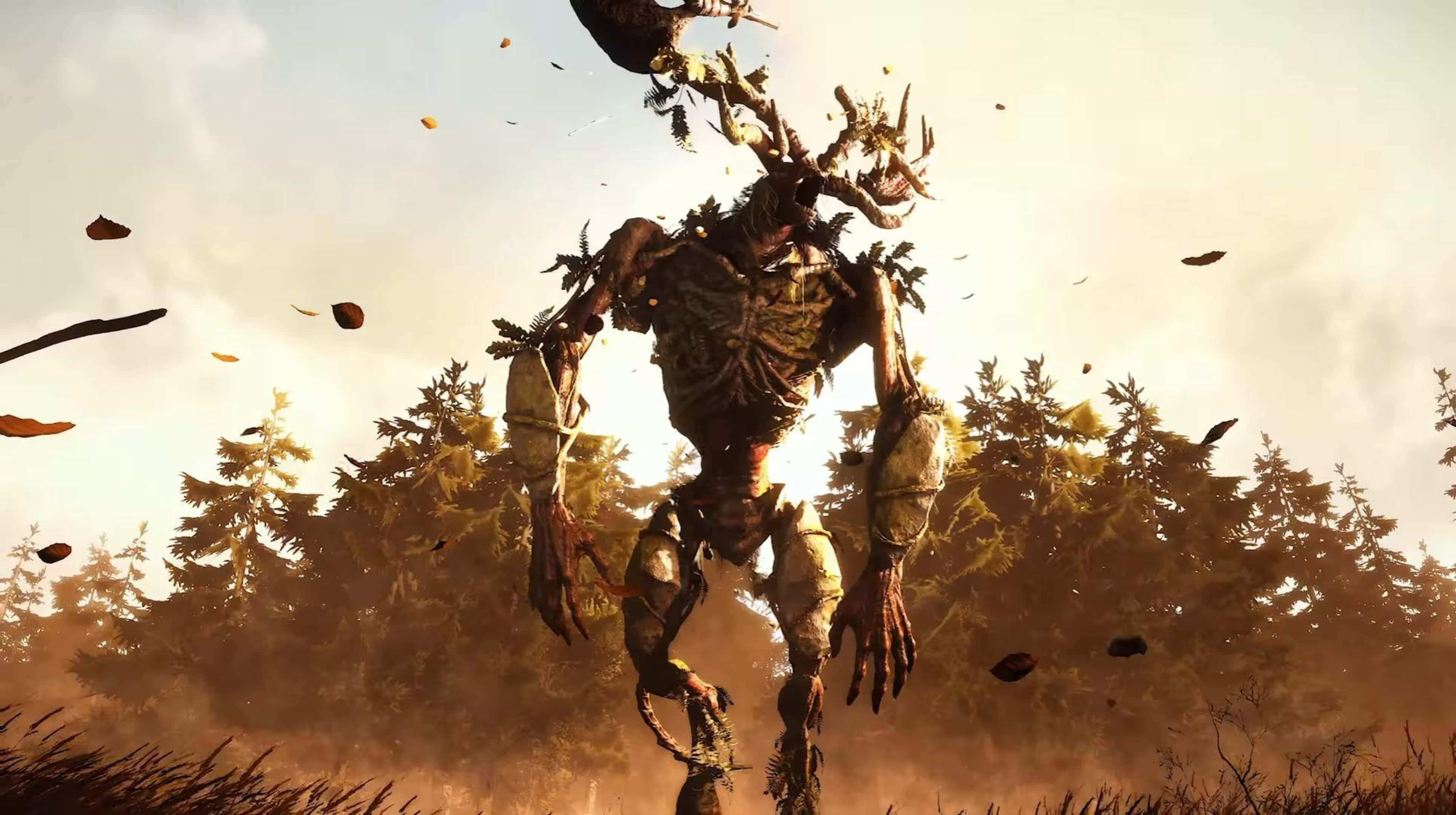 高畫質《GreedFall》背景：變異鹿 壁紙 — 一個高聳如樹的怪物，有著扭曲的枝幹和落葉，在陽光明媚的森林空地中威風凜凜地站立。