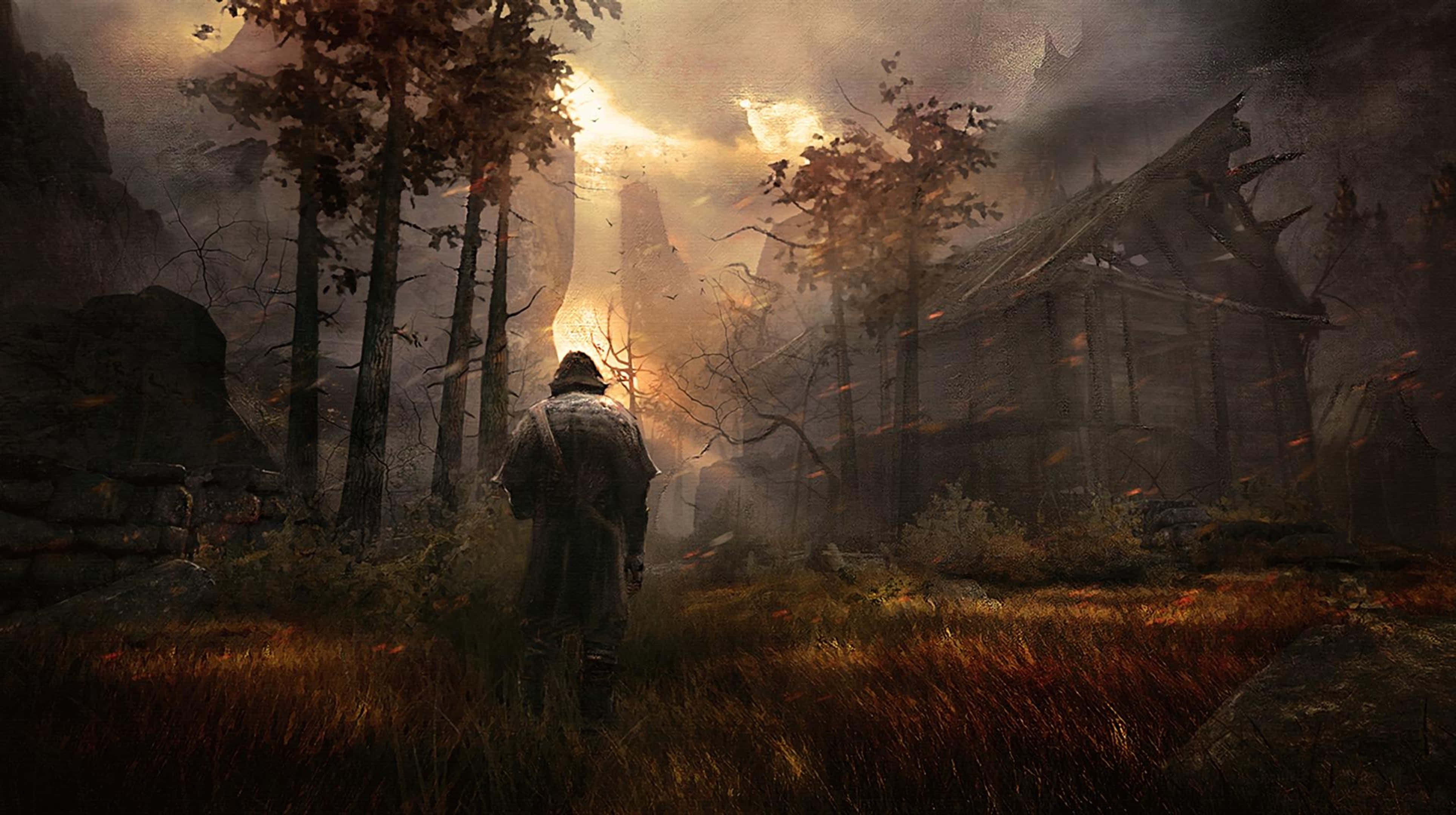 高畫質《GreedFall》背景：森林中的戰士 壁紙 — 一個孤獨的戴兜帽身影穿過迷霧森林，走向一座搖搖欲墜的小屋，金色的光芒穿透暴風雨的天空。