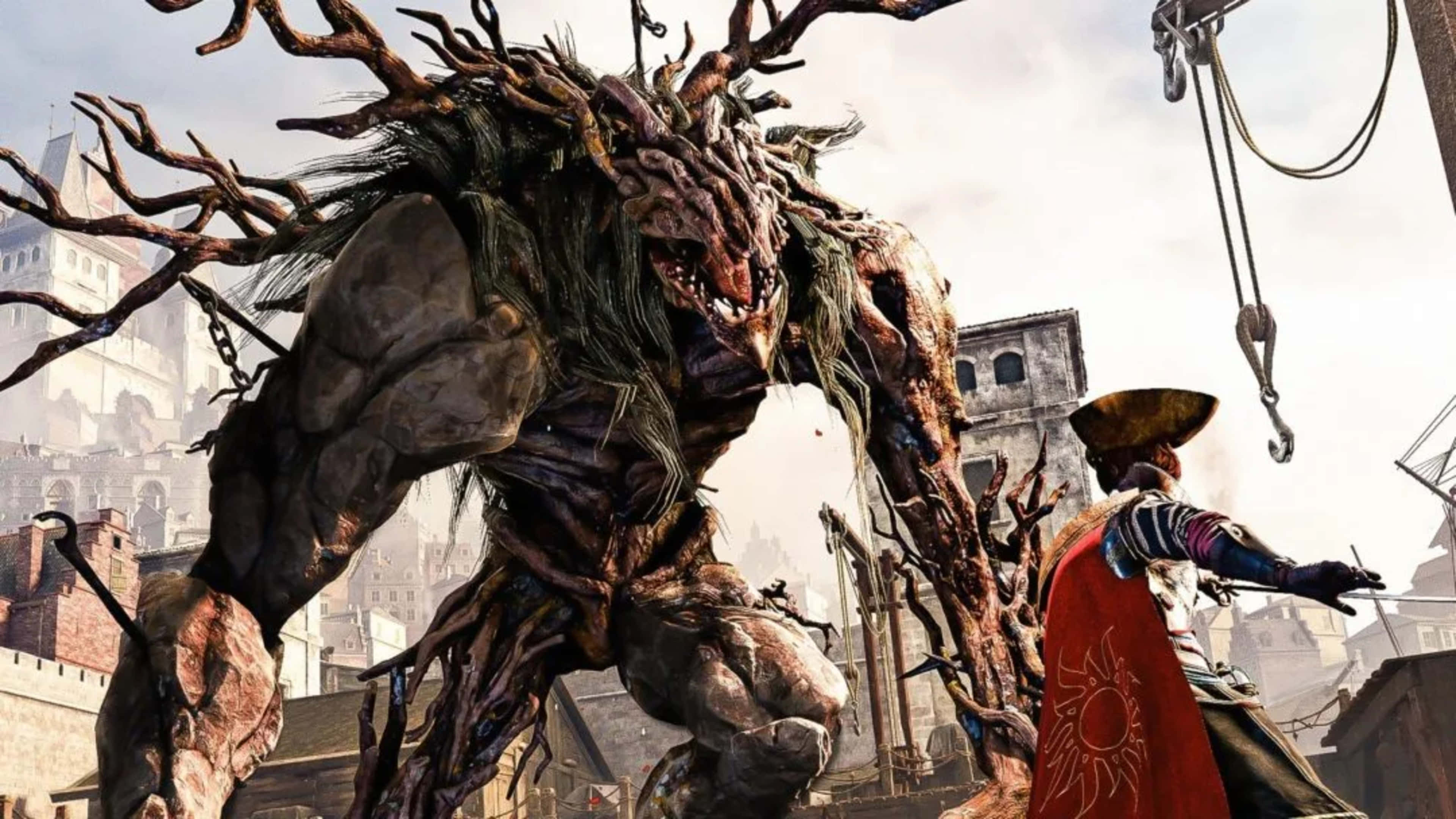 高畫質《GreedFall》背景：城市中的變異鹿 壁紙 — 一個像樹的怪物，有彎曲的樹枝和尖銳的牙齒，在船甲板上與一個穿著紅色斗篷的戰士對峙，背景是城市。
