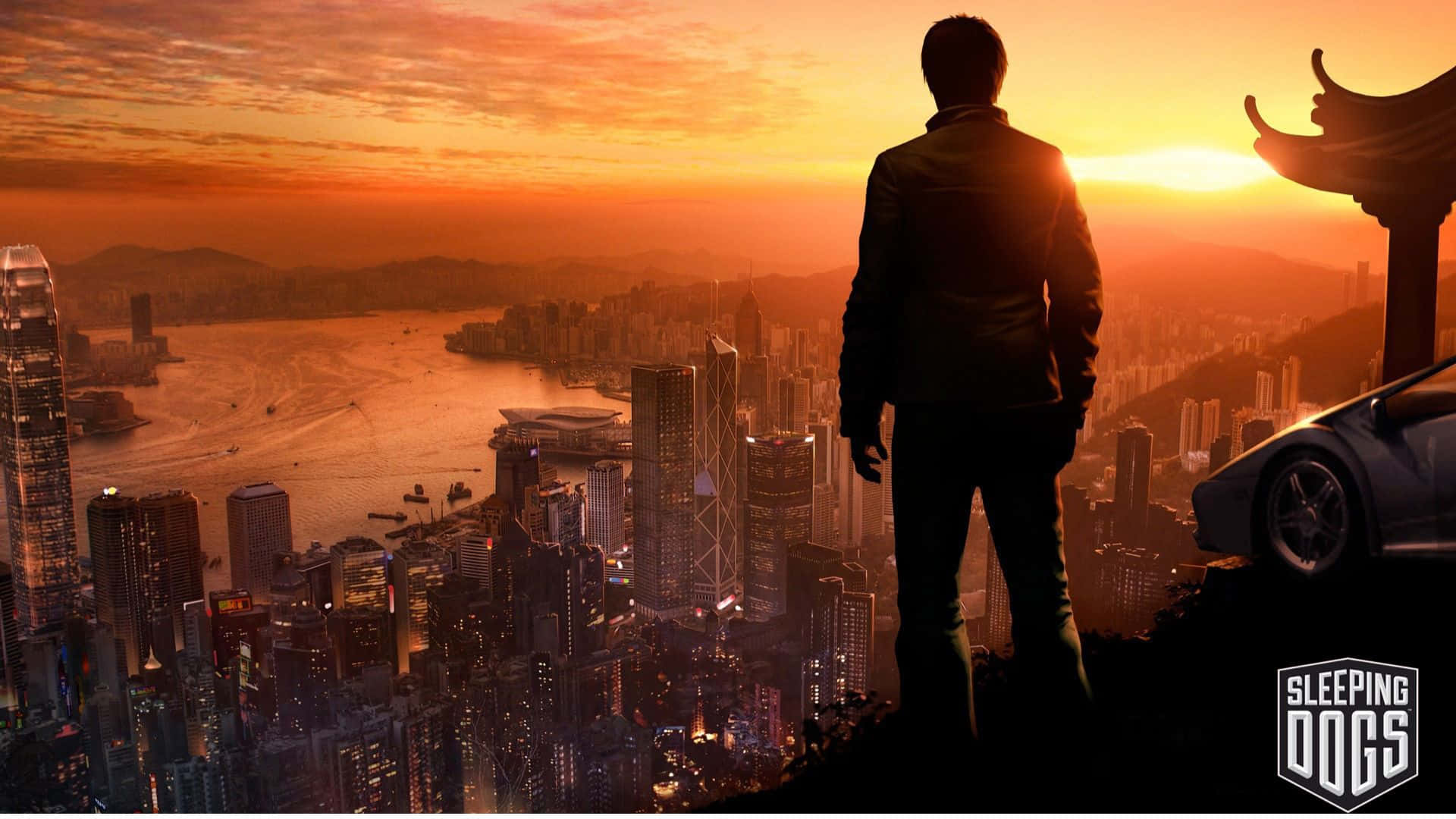 高畫質《Sleeping Dogs》韋 Shen 背景 壁紙 — 一個孤獨的男人站在懸崖上，俯瞰著日落時分廣闊的城市景觀，身旁有一輛跑車。