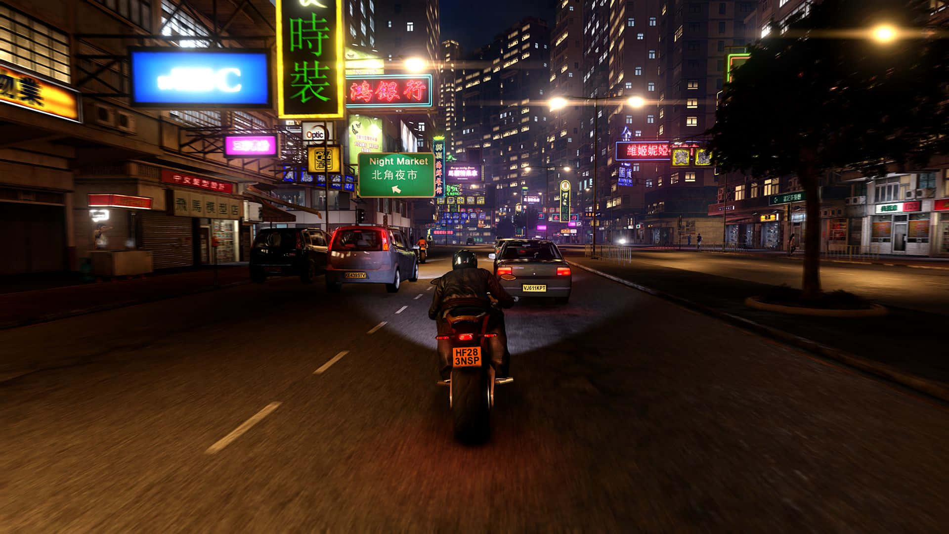 高畫質《Sleeping Dogs》遊戲摩托車騎乘背景 壁紙 — 一名電單車手在夜晚穿過霓虹燈照亮的城市街道，周圍有發光的招牌和高樓大廈。