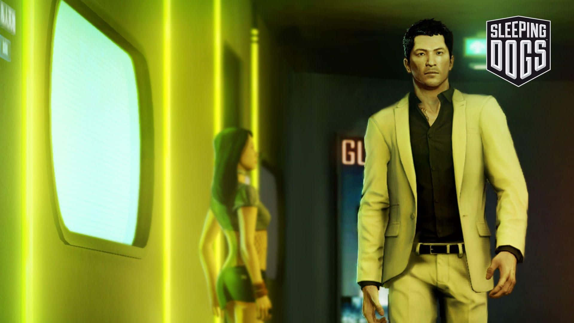 高畫質《Sleeping Dogs》韋森穿西裝背景 壁紙 — 一名身穿米色西裝的男子站在霓虹燈照亮的走廊中，旁邊是一位身穿綠色服裝的女子，靠近發光的屏幕。