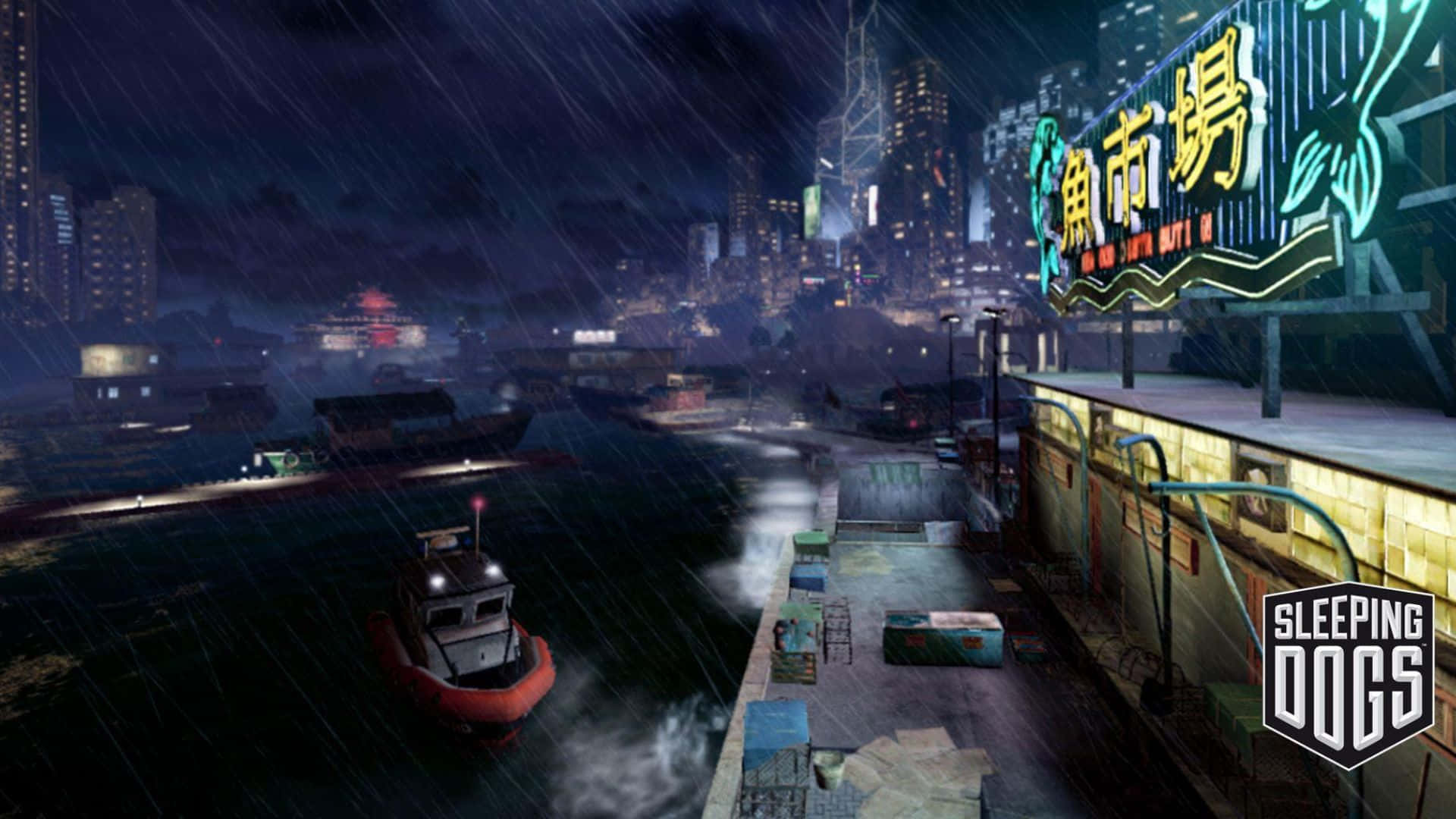 高畫質《Sleeping Dogs》香港海港夜景背景 壁紙 — 雨水傾瀉在夜晚霓虹燈照亮的海濱碼頭，一艘小船漂浮在港口，遠處高聳的城市建築閃爍著光芒。