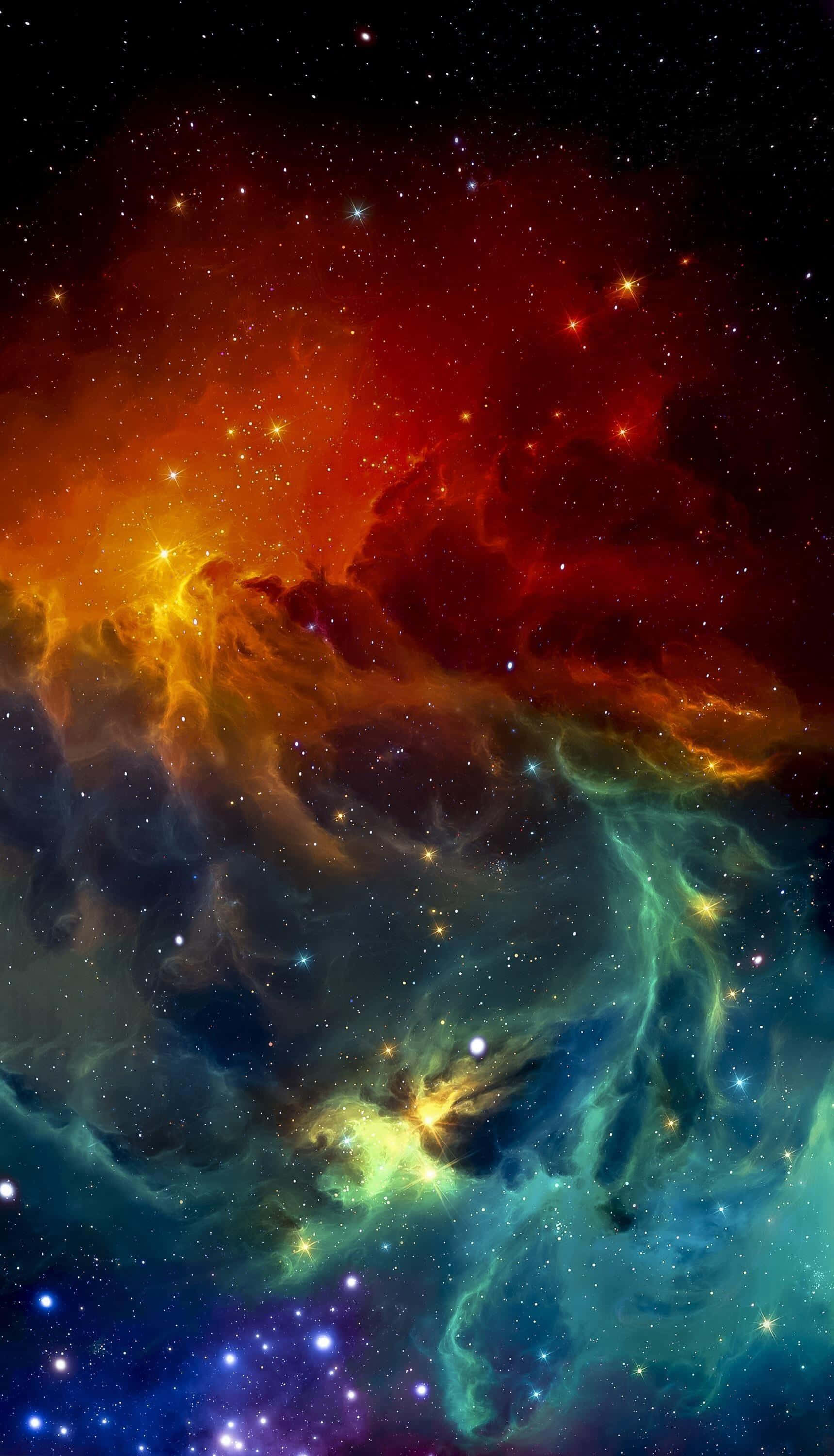 高畫質OLED顯示背景 壁紙 — 充滿活力的宇宙星雲在星空背景下以火紅、金色和冷藍色旋轉。