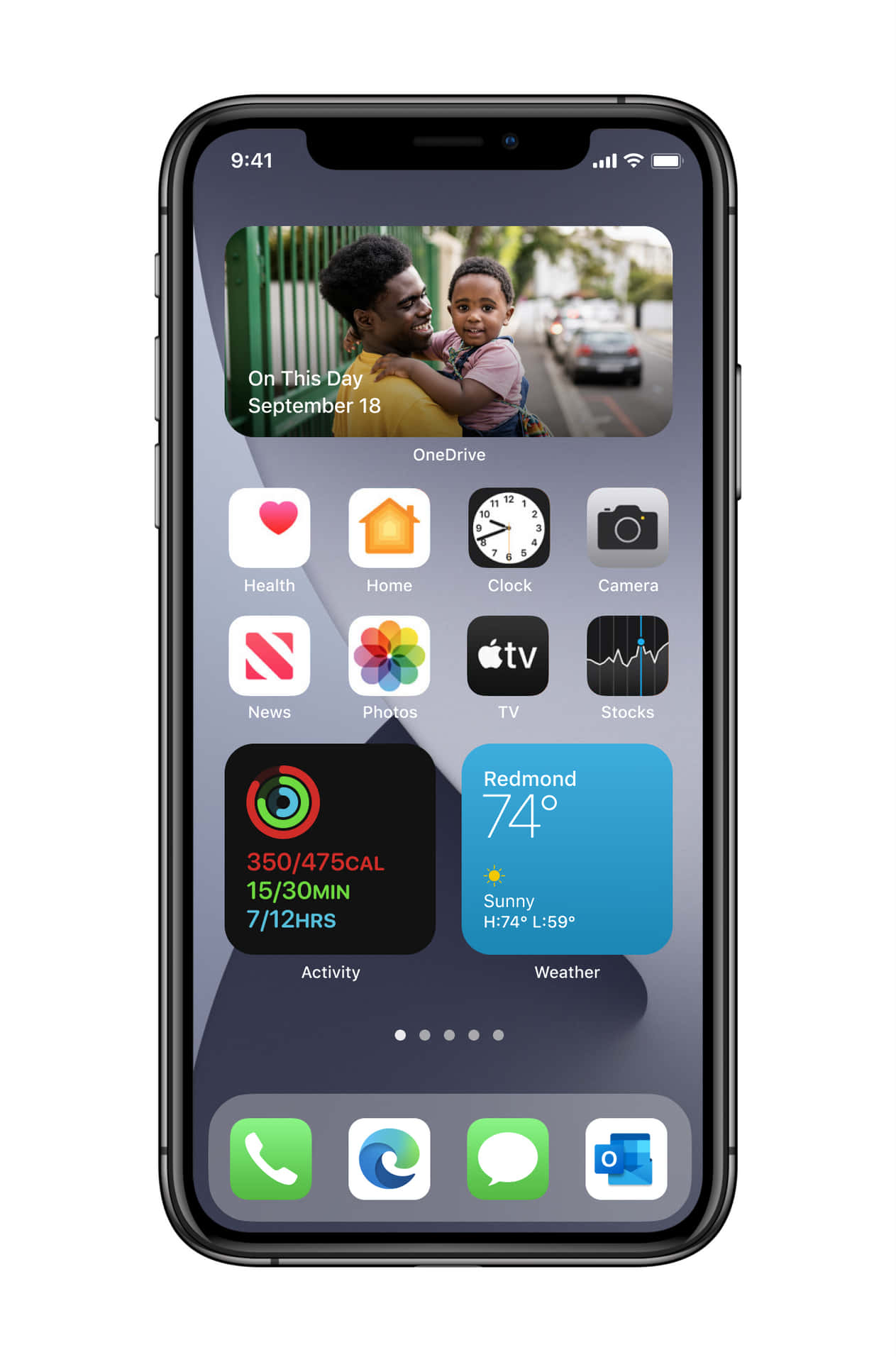 iPhone主畫面帶有應用程式圖示、天氣小工具和家庭照片。
