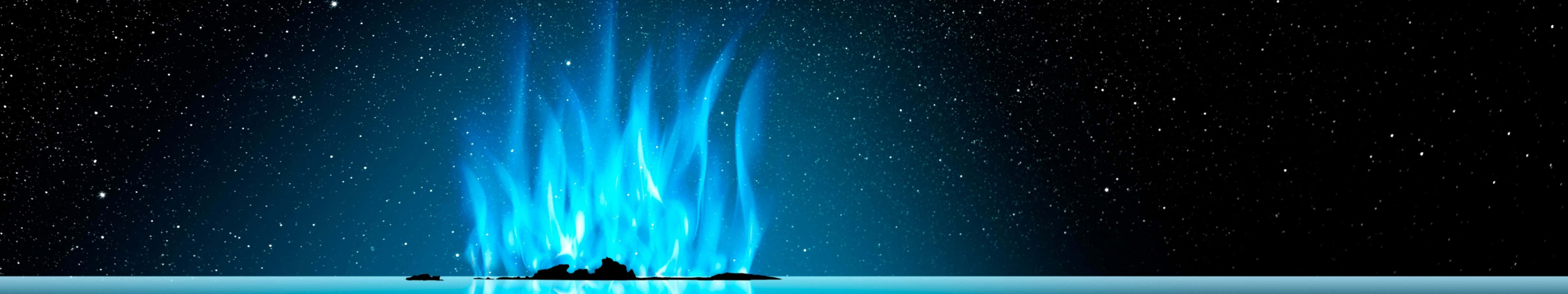 在星空下，夜晚岩石上燃燒的藍色火焰。