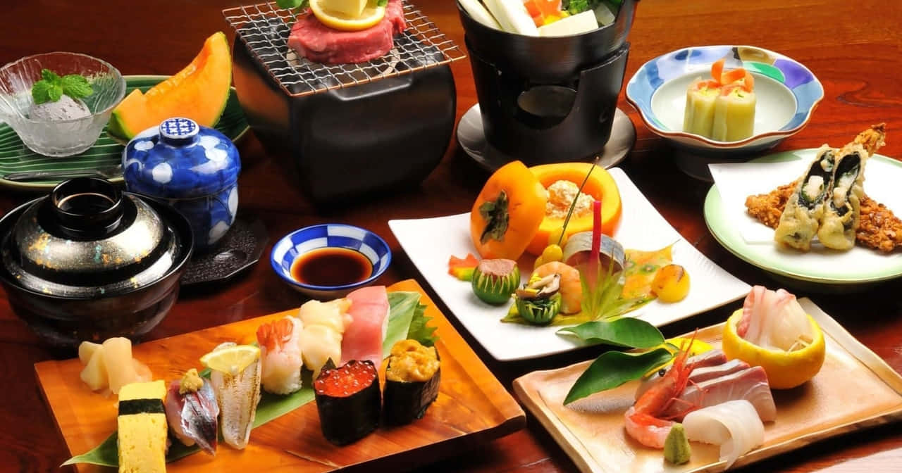 優雅的日本懷石料理，壽司、刺身和天婦羅放在木製和陶瓷盤子上。
