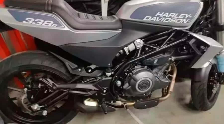 高畫質震撼機車特寫 壁紙 — 近距離拍攝時尚黑色和銀色Harley-Davidson 338電單車，展示引擎和車架細節。