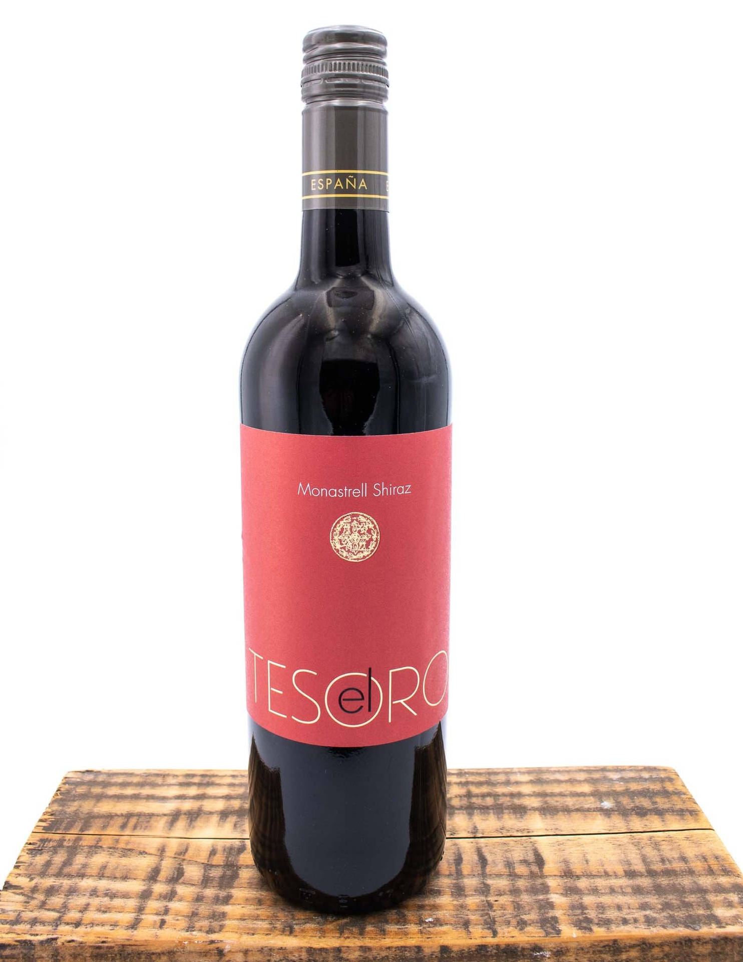一個放在木質表面上的Tesoro Monastrell Shiraz紅酒瓶。