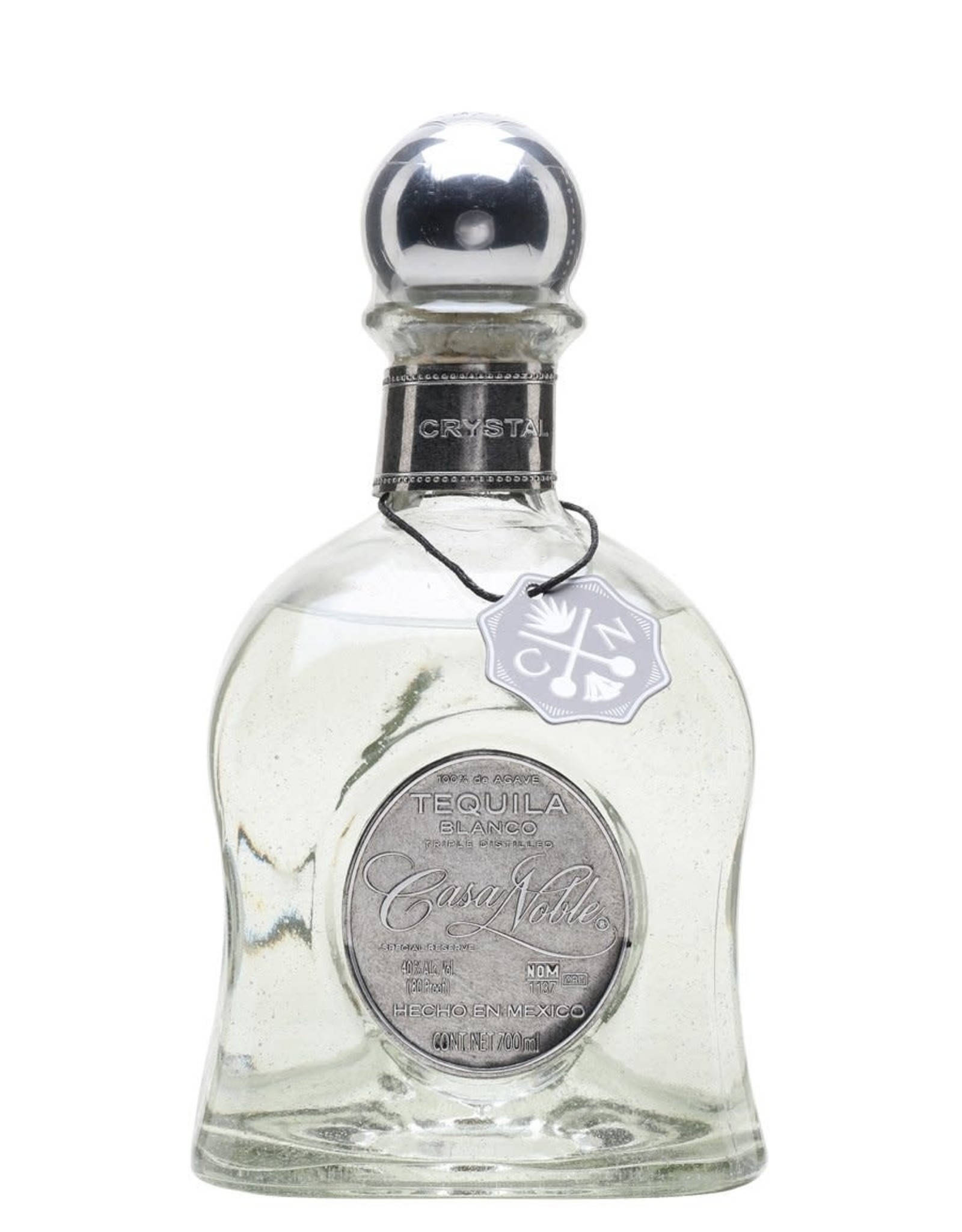 高級Casa Noble水晶白龍舌蘭於復古瓶身 壁紙 — 一個透明玻璃瓶的Casa Noble Crystal Tequila Blanco，帶有銀色瓶蓋和標籤，置於白色背景前。