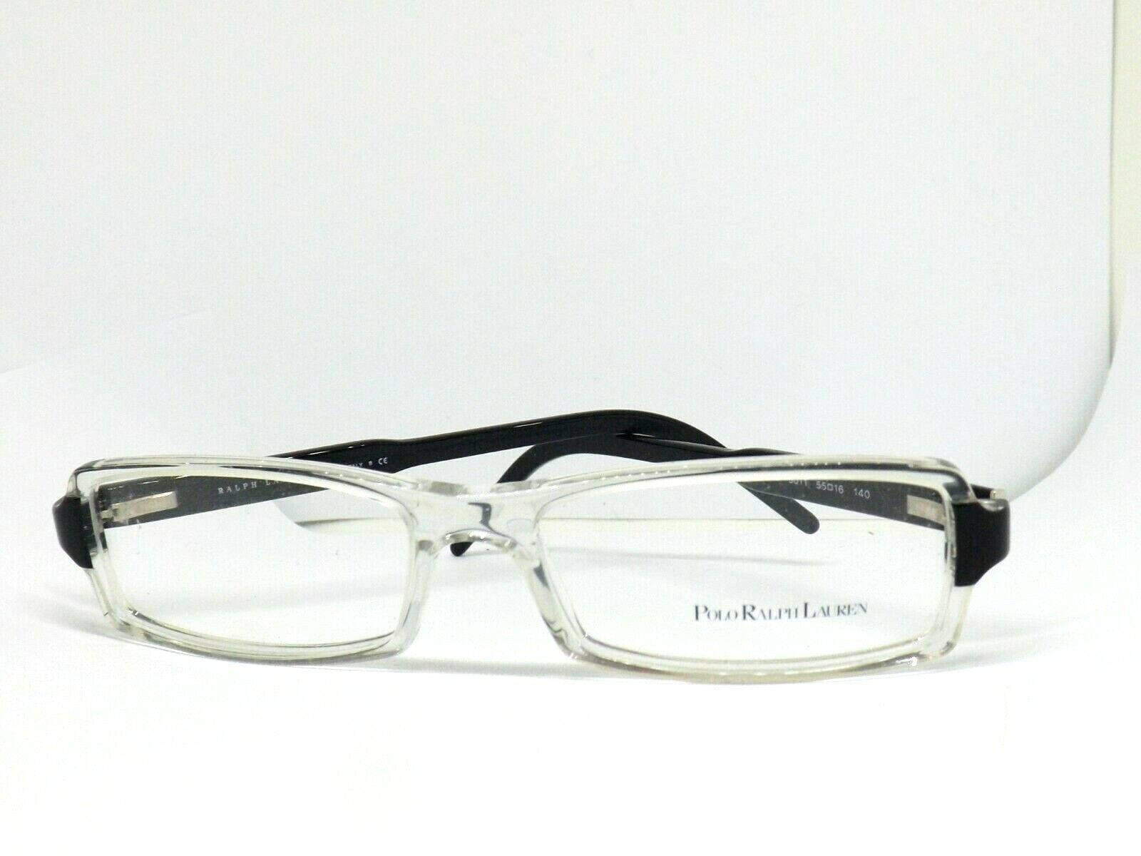 高級Polo太陽眼鏡配摺疊黑鏡腳 壁紙 — 透明框 Polo Ralph Lauren 眼鏡，黑色鏡腿，放在純白表面上。