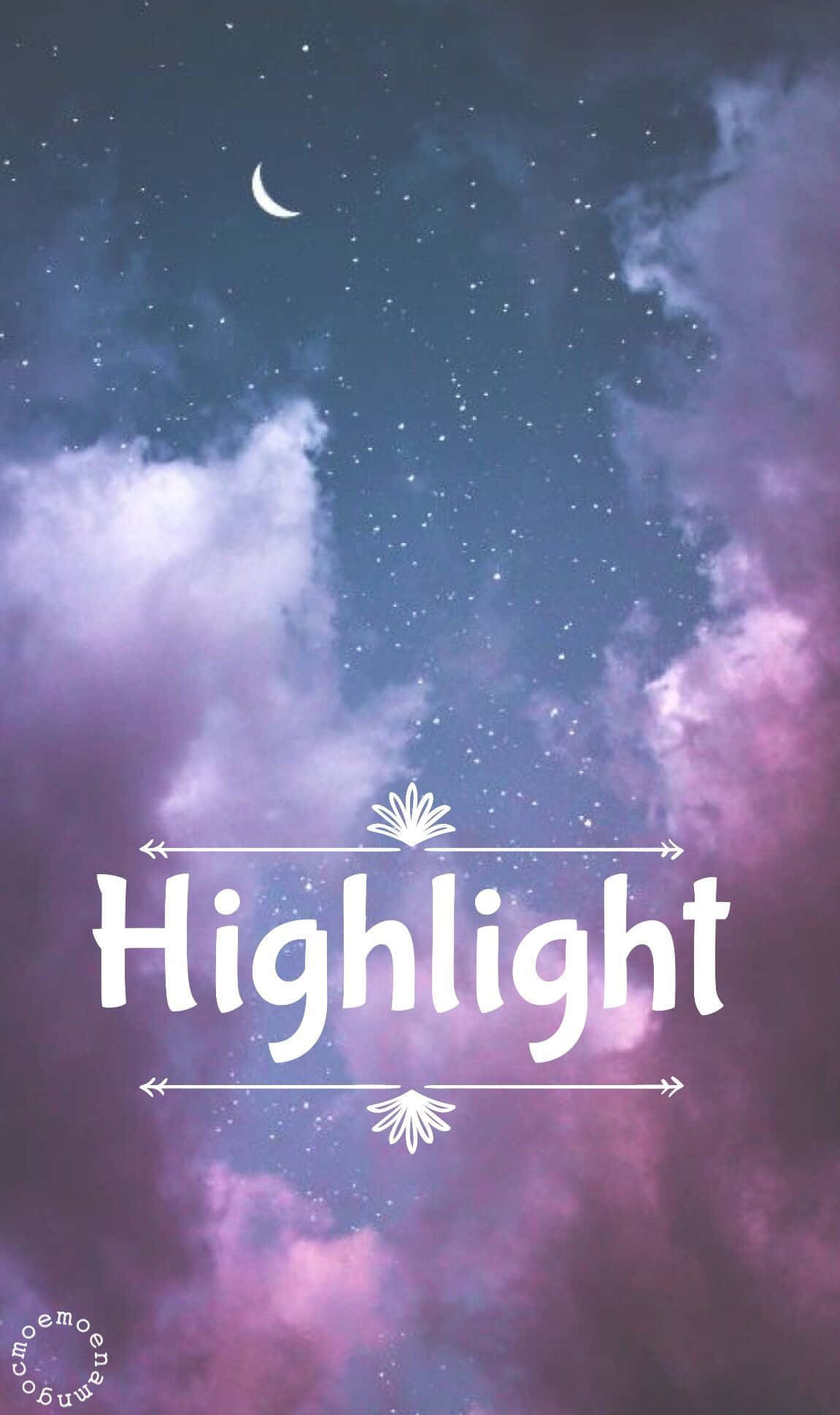 高能量 K-pop 演出 壁紙 — 一彎新月和星星在紫色和藍色的雲層上方閃耀，並以裝飾箭頭框住「highlight」一詞。