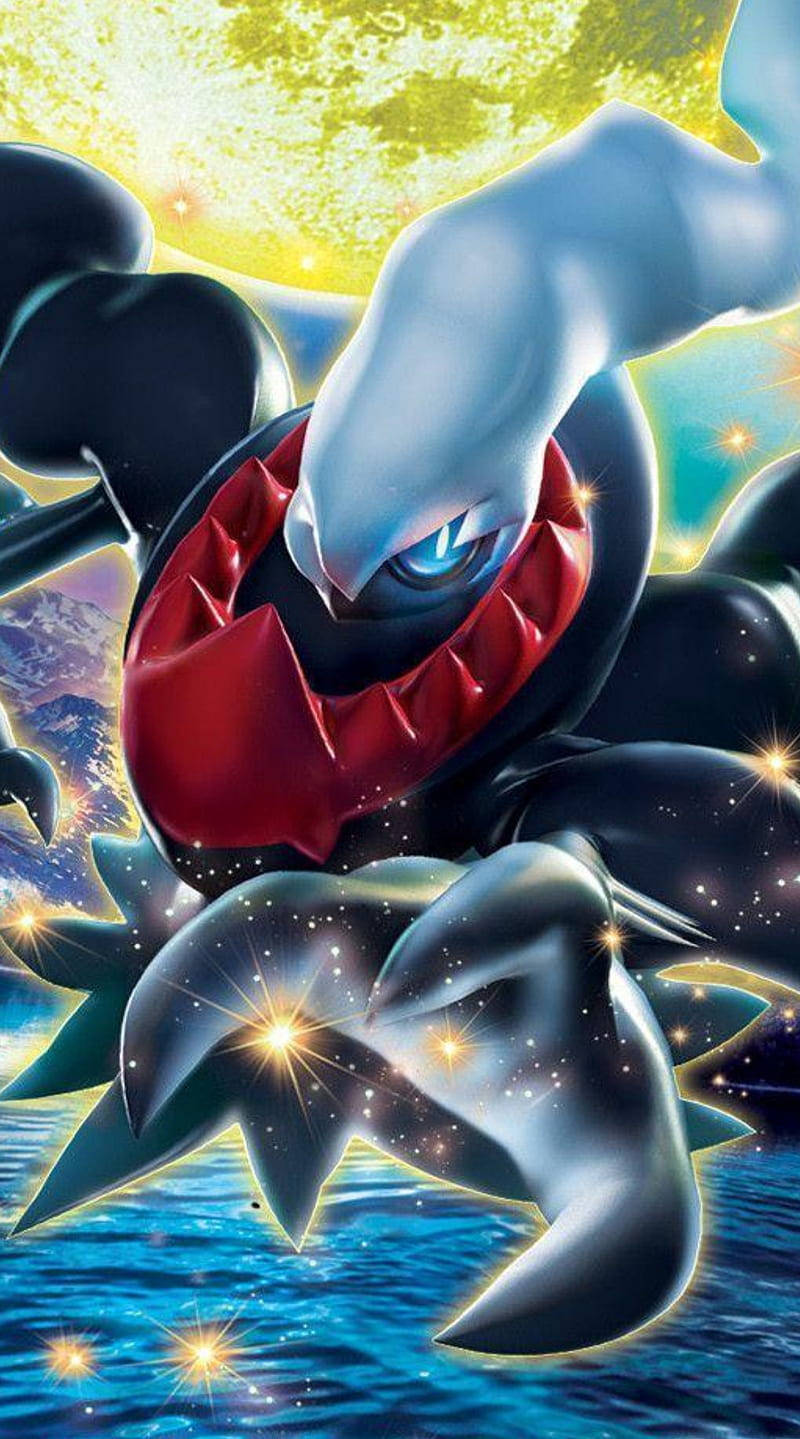 高解析度 Darkrai 肖像壁紙 壁紙 — 一隻強大的動漫風格寶可夢，擁有發光的藍色眼睛和紅色嘴巴，從閃閃發光的水中浮現，背景是燦爛的黃色月亮。