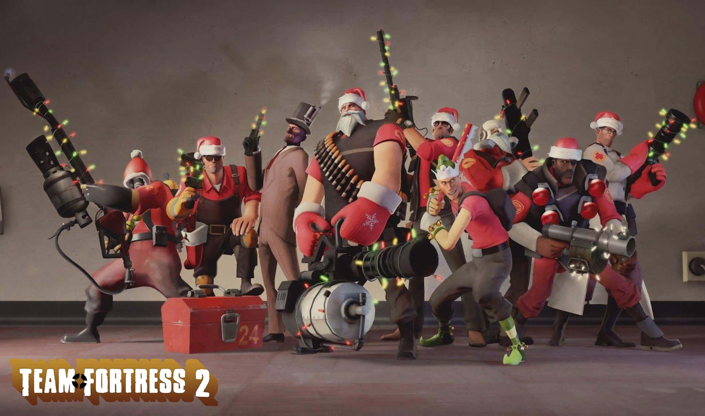 高解析度2440x1440《團隊戰爭2》背景圖片 壁紙 — 一群戴著聖誕帽的 Team Fortress 2 角色，在燈光昏暗的房間裡揮舞著節日主題武器。