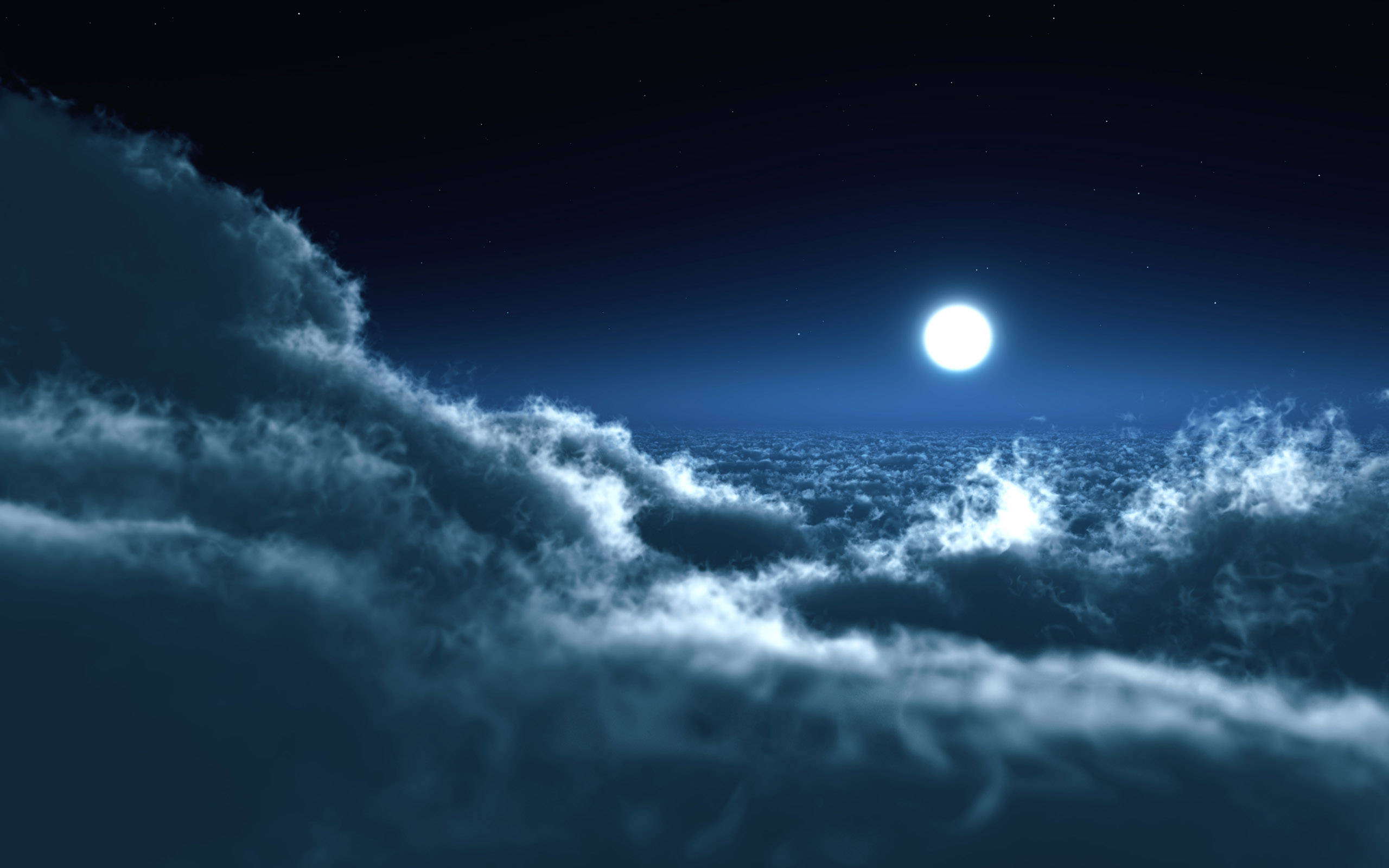 月光穿過雲層，照耀在夜晚平靜的海洋上。