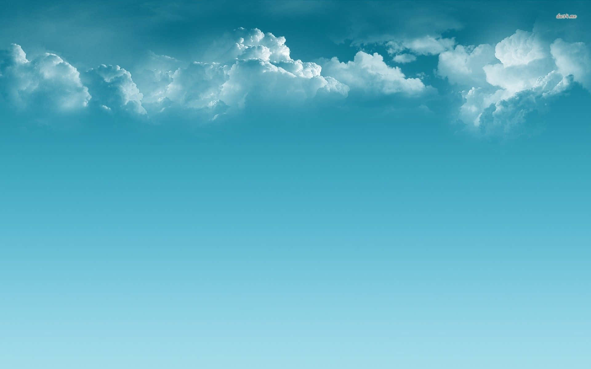 高解析度天空極簡風格背景 壁紙 — 廣闊嘅藍綠色天空，有蓬鬆嘅白雲喺地平線上飄過。