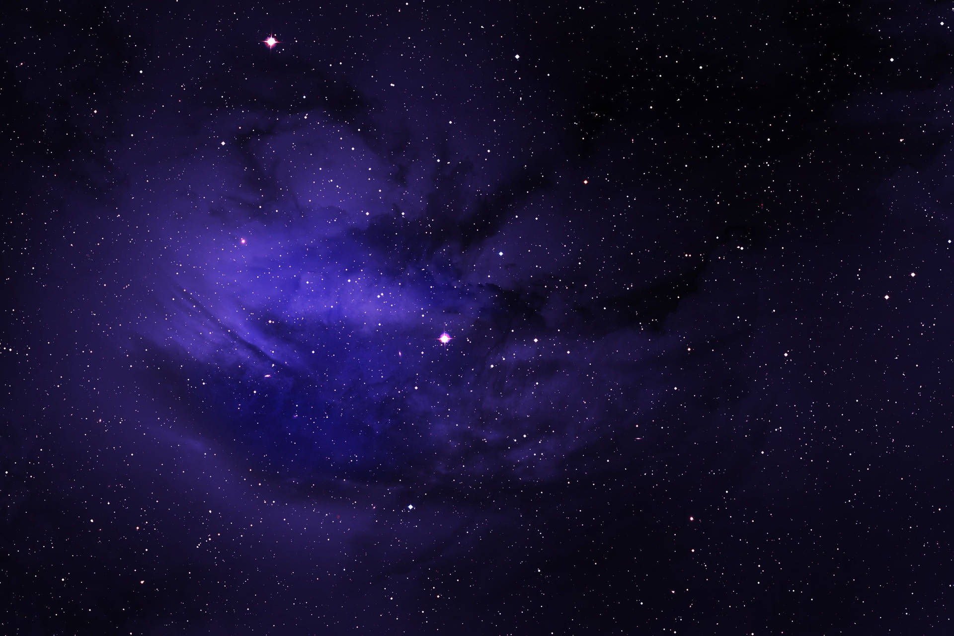 夜空中與星辰一同閃耀的廣闊紫色星雲。
