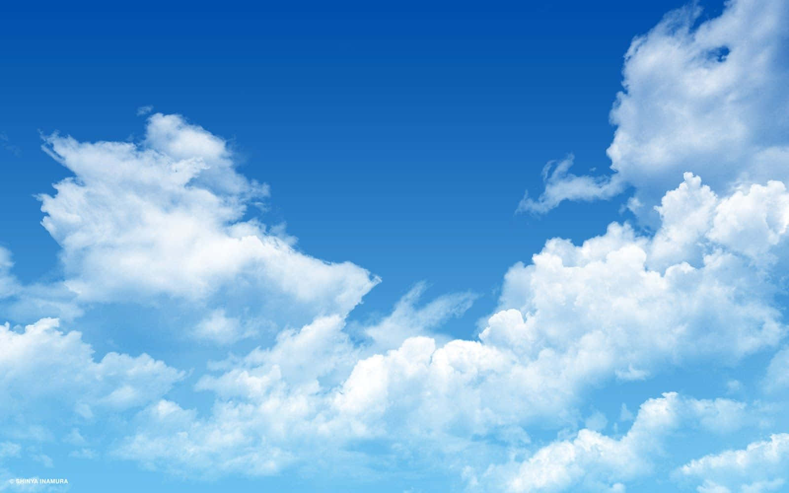 高解析度柔藍天空與積雲 壁紙 — 廣闊的天藍色天空，充滿蓬鬆的白雲，懶洋洋地飄過地平線。