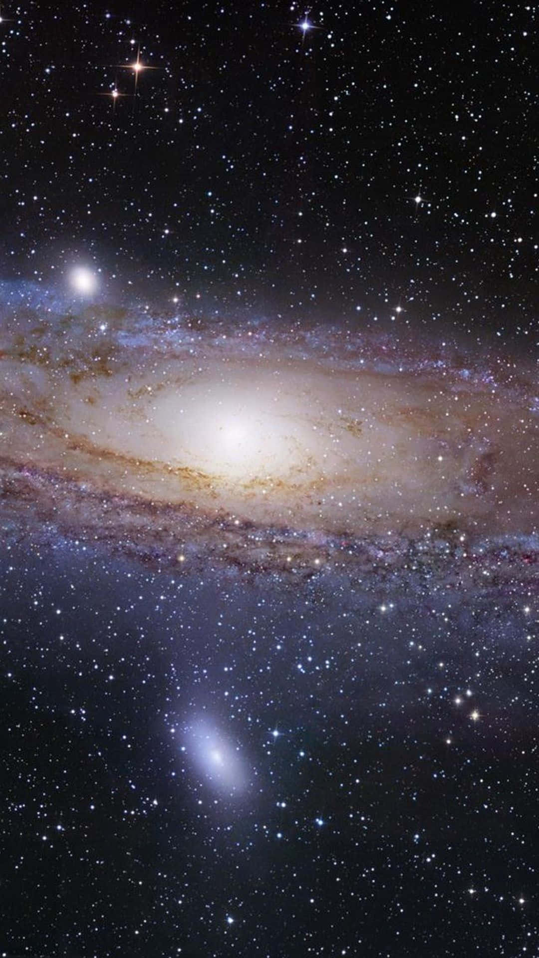 高解析度深空星系圖 壁紙 — 一個令人嘆為觀止的螺旋星系，在繁星點點的宇宙背景下閃耀著金色和藍色的色調。