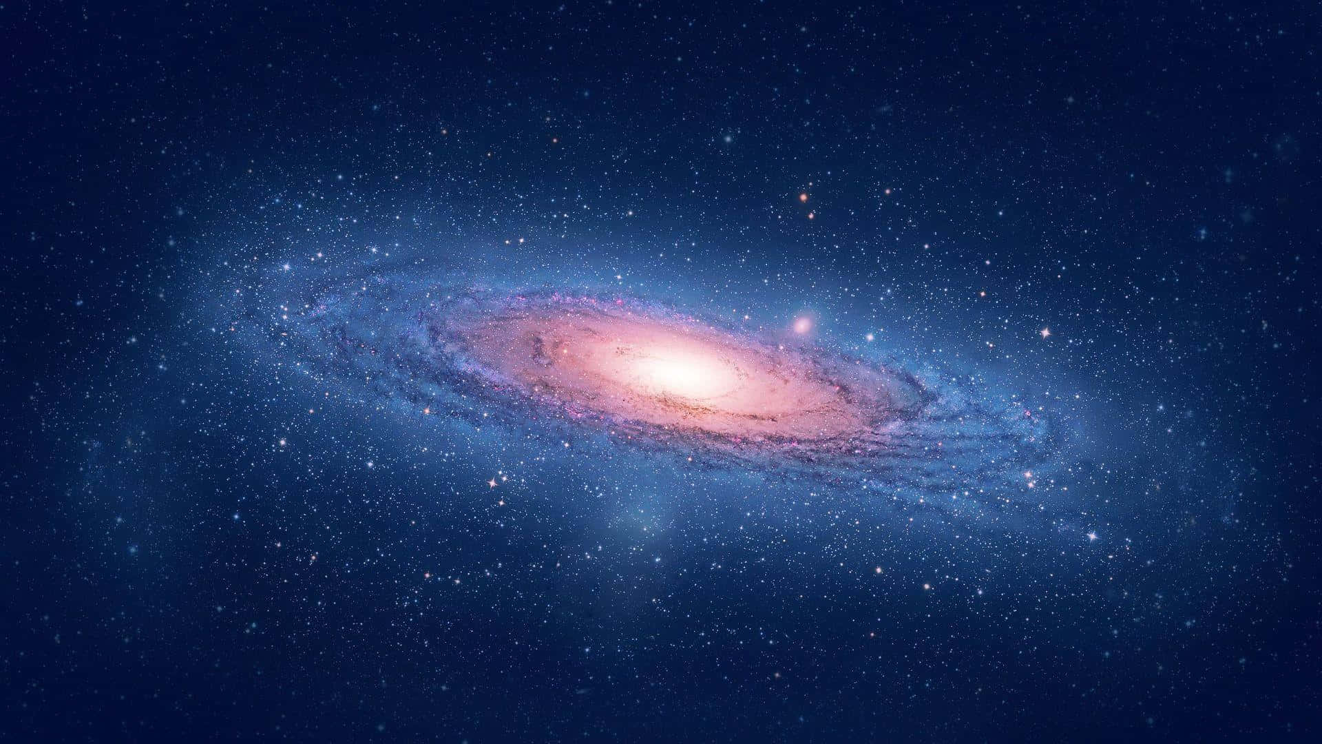 高解析度銀河仙女座背景 壁紙 — 一個令人嘆為觀止的螺旋星系，在繁星點點的宇宙背景下散發出粉紅色和藍色的光芒。