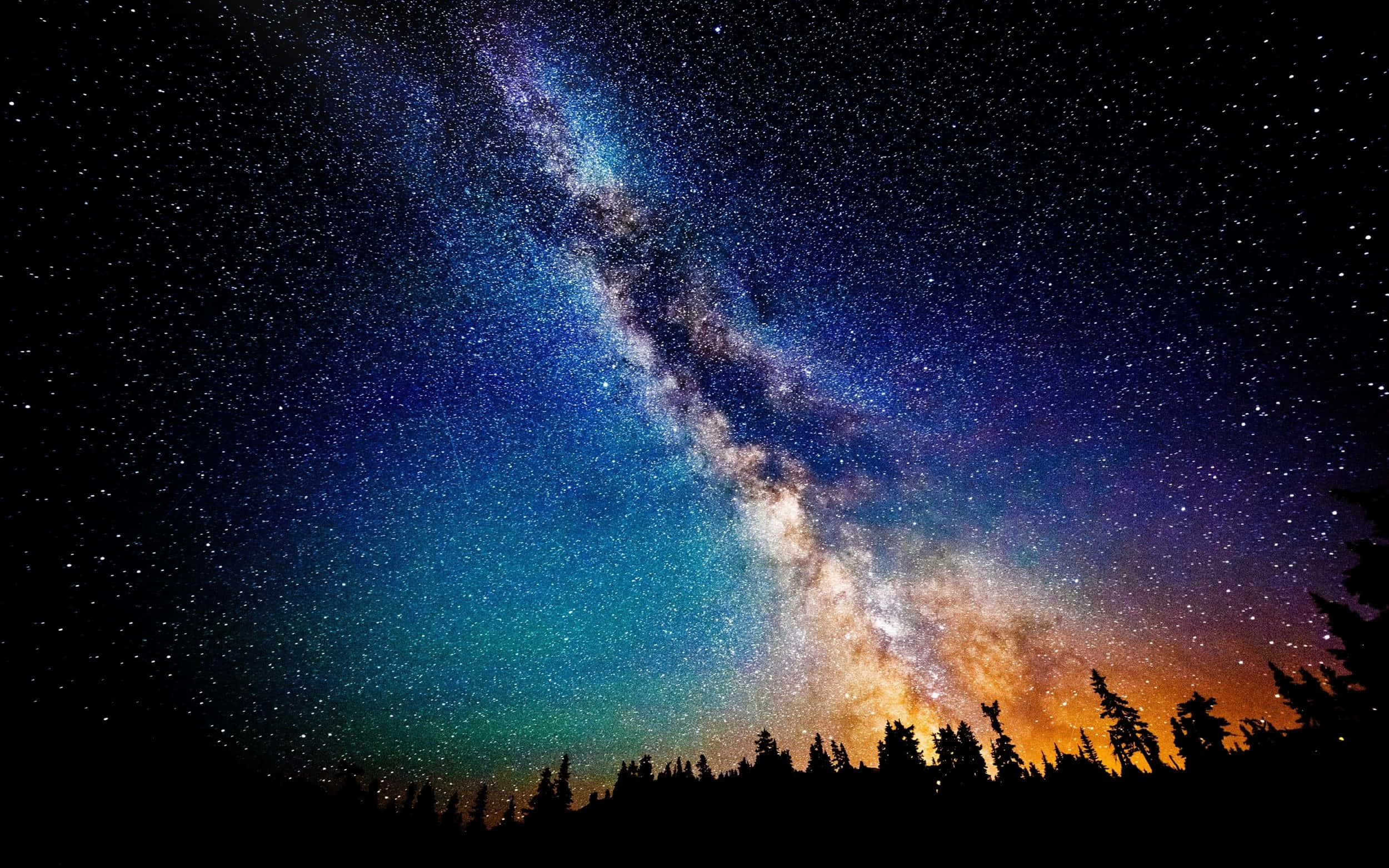 高解析度銀河多彩背景 壁紙 — 令人驚嘆的夜空，佈滿星星，銀河在松樹的剪影上方拱起。