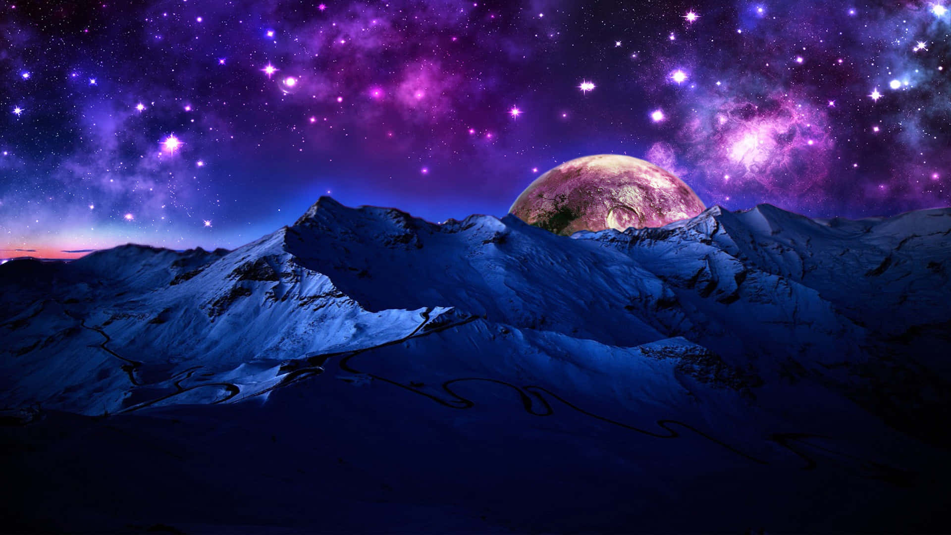 高解析度銀河山脈背景 壁紙 — 積雪的山峰在充滿活力的紫色星空下升起，地平線上有發光的外星行星。