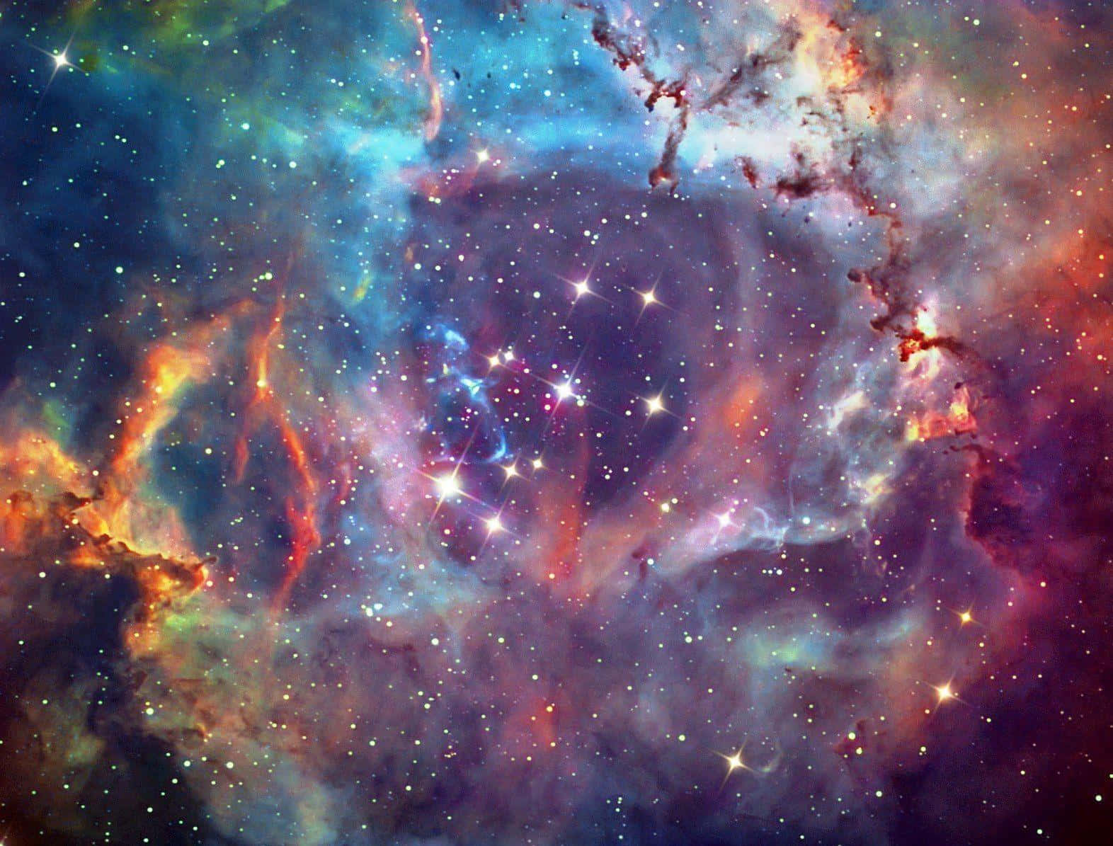 高解析度銀河玫瑰星雲背景 壁紙 — 充滿活力的宇宙星雲，發光的橙紅色和藍色雲團圍繞著燦爛的恆星旋轉。