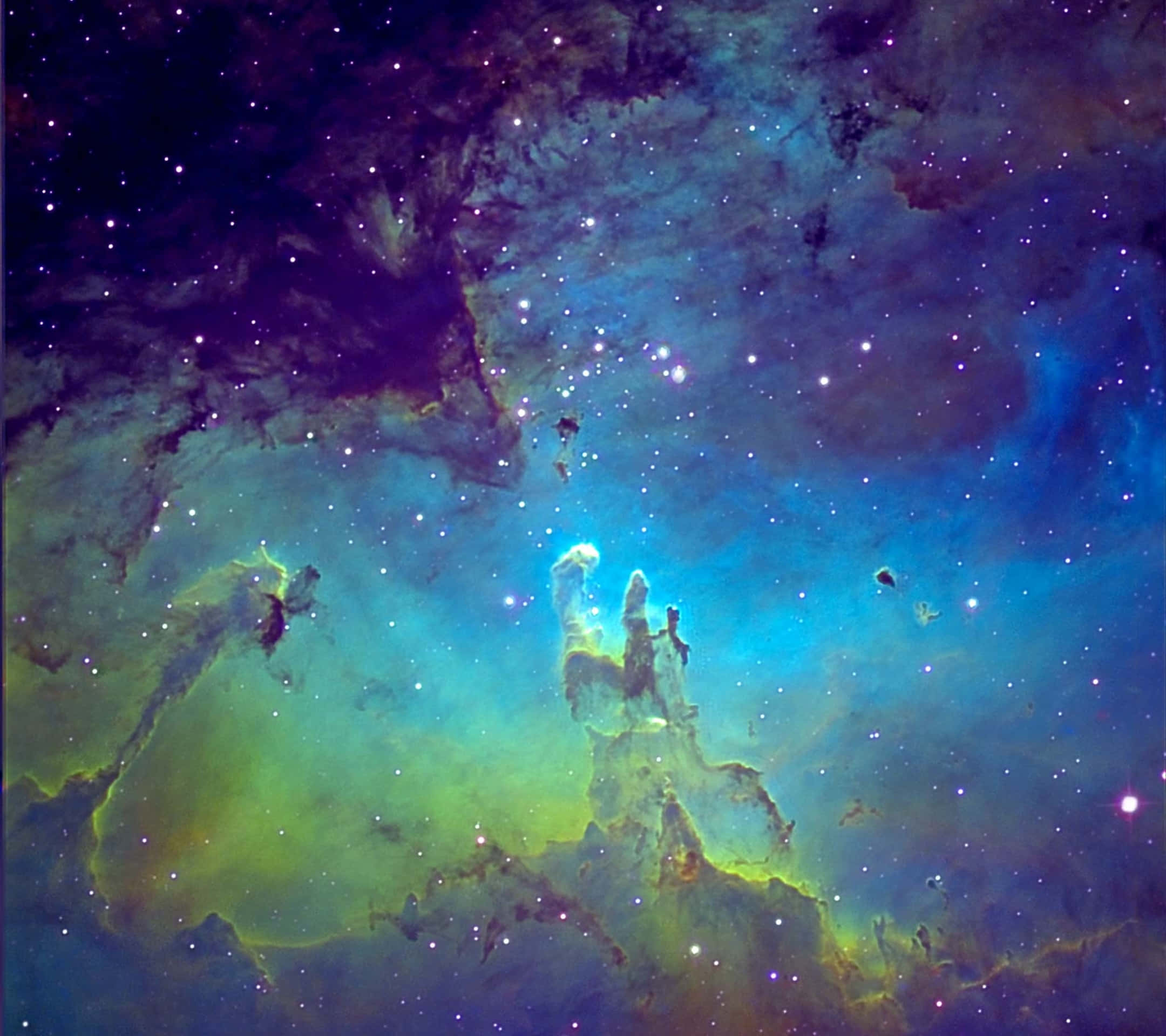 高解析度銀河系M16鷹星雲背景 壁紙 — 一個宇宙星雲，在深空中帶有發光的藍綠色柱狀物和紫色星場。