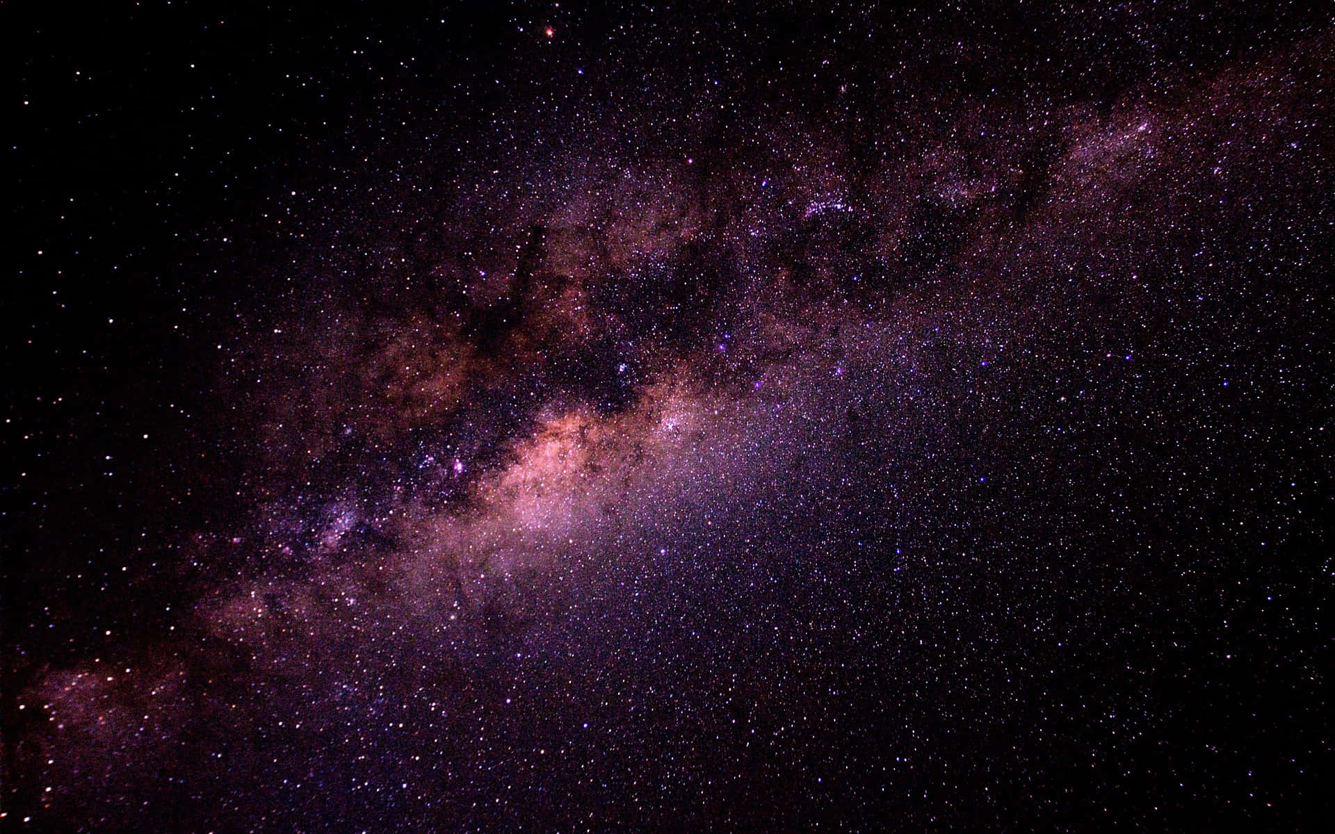 高解析度銀河系星雲背景 壁紙 — 令人嘆為觀止的銀河系景觀，在繁星點綴的黑色天空中散發著鮮豔的紫色和粉紅色光芒。