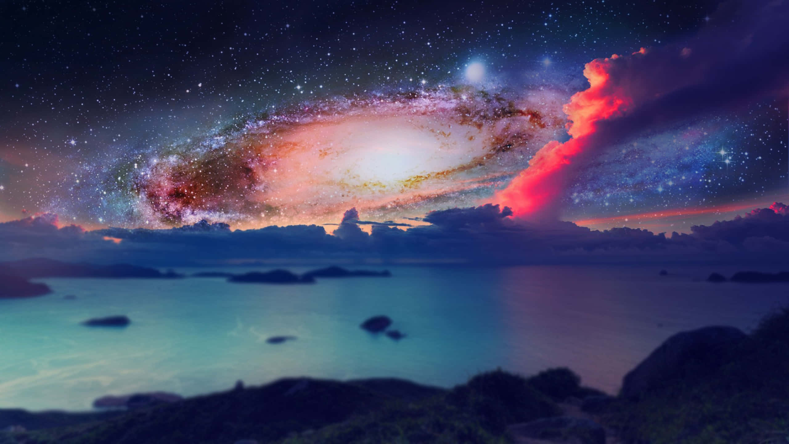 高解析度銀河系水面上的銀河背景 壁紙 — 令人嘆為觀止的景象：在暮色中，一條發光的螺旋星系橫跨寧靜的海洋，伴隨著鮮豔的粉紅色和藍色雲彩。
