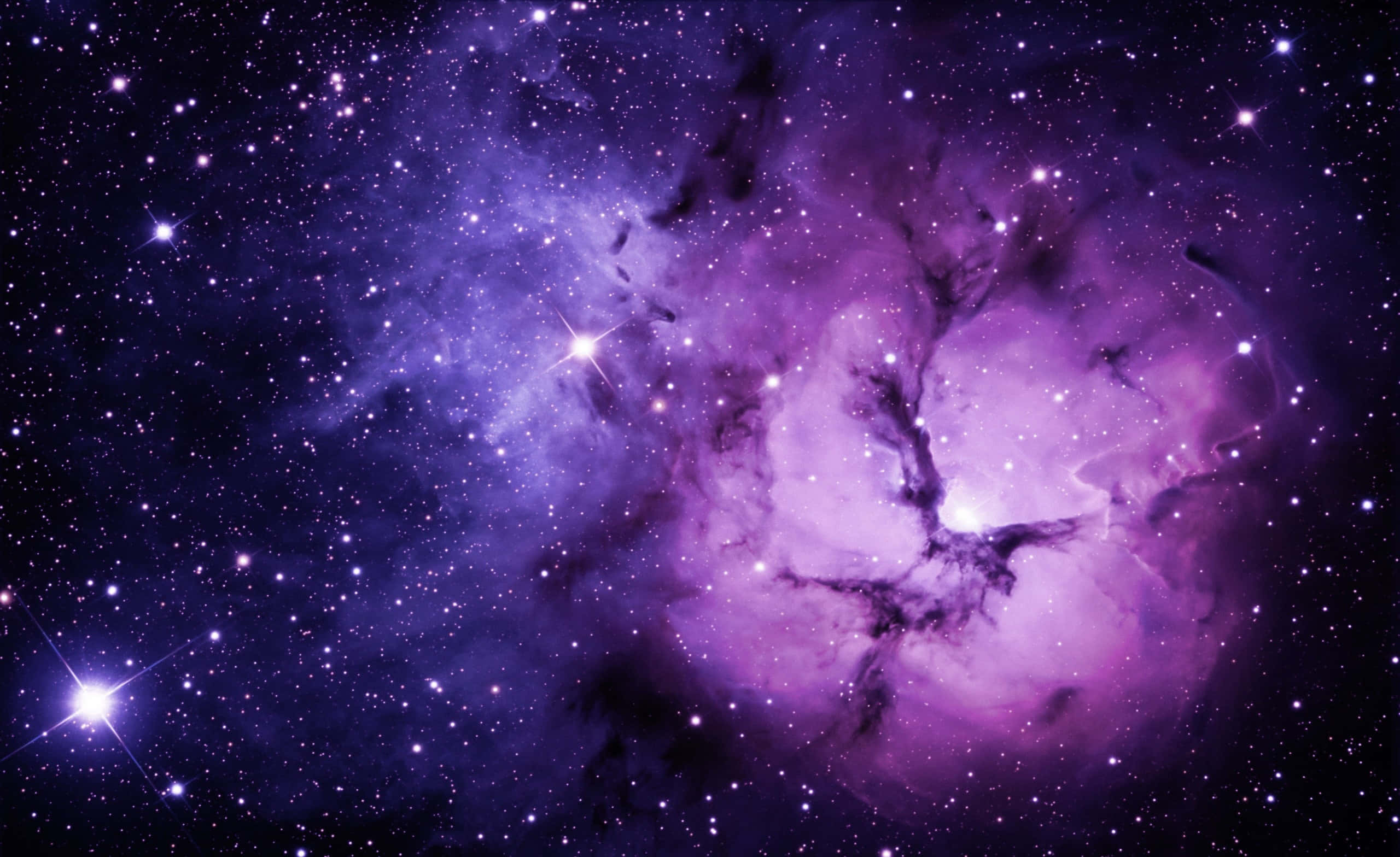 高解析度銀河系紫色星雲背景 壁紙 — 一個充滿活力的紫色星雲在深邃的宇宙虛空中旋轉，伴隨著閃爍的星星。