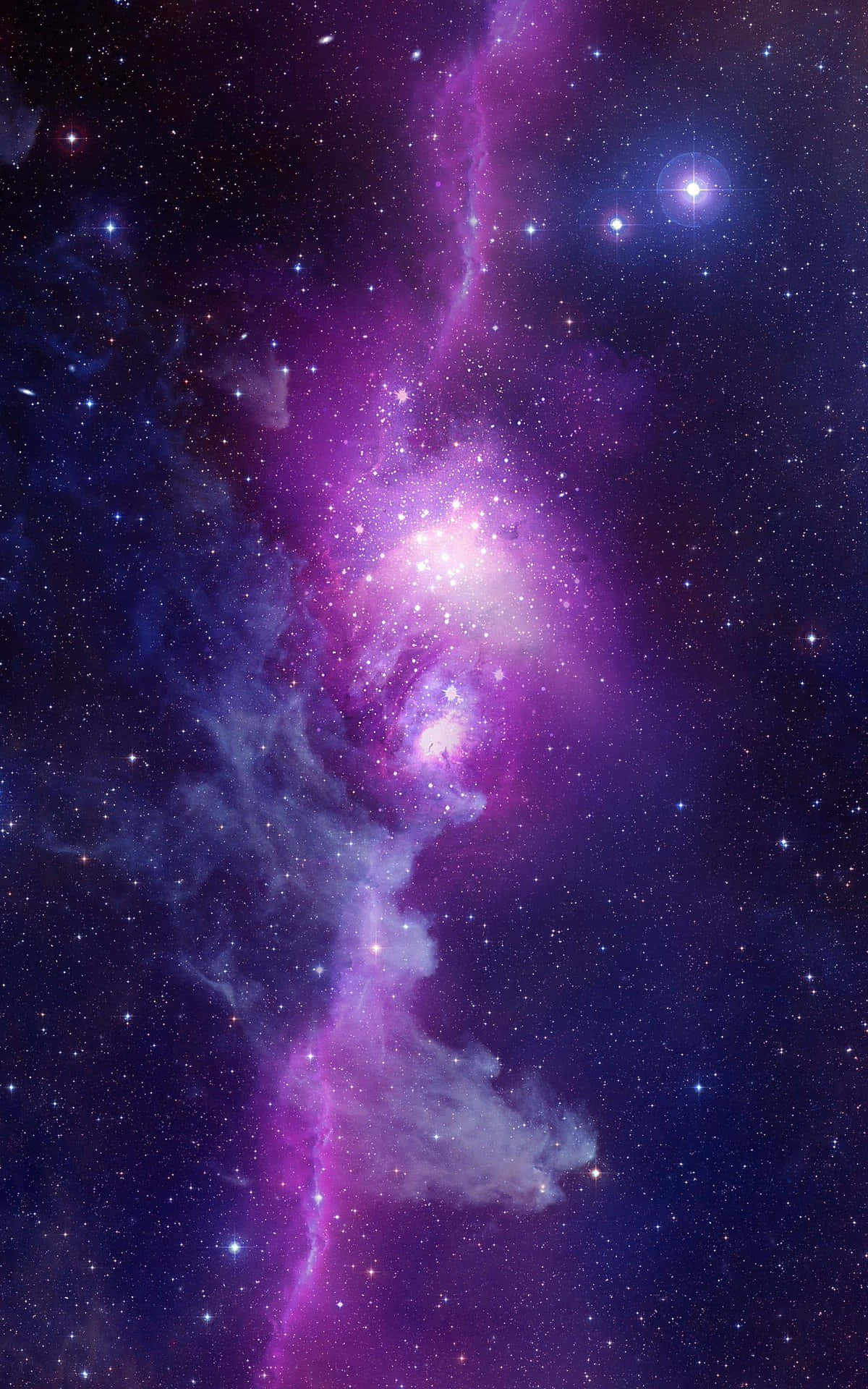 高解析度銀河紫色垂直背景 壁紙 — 充滿活力的紫色和藍色星雲，伴隨著發光的宇宙塵埃和明亮的星星，劃過星場。