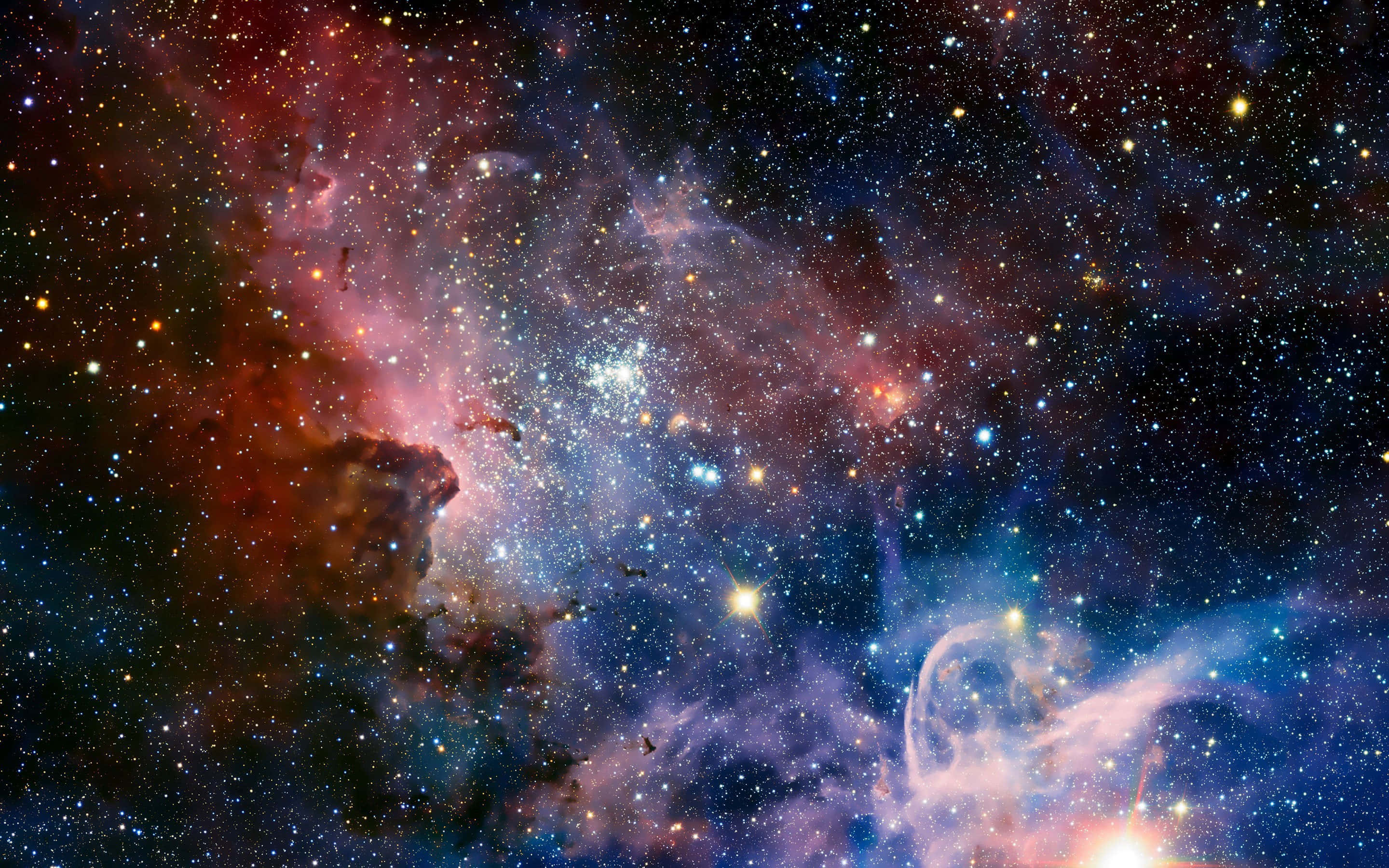 高解析度銀河船底座星雲背景 壁紙 — 充滿活力的宇宙星雲，旋轉的紅色、紫色和藍色調，點綴著無數發光的星星，映襯著深邃的太空。