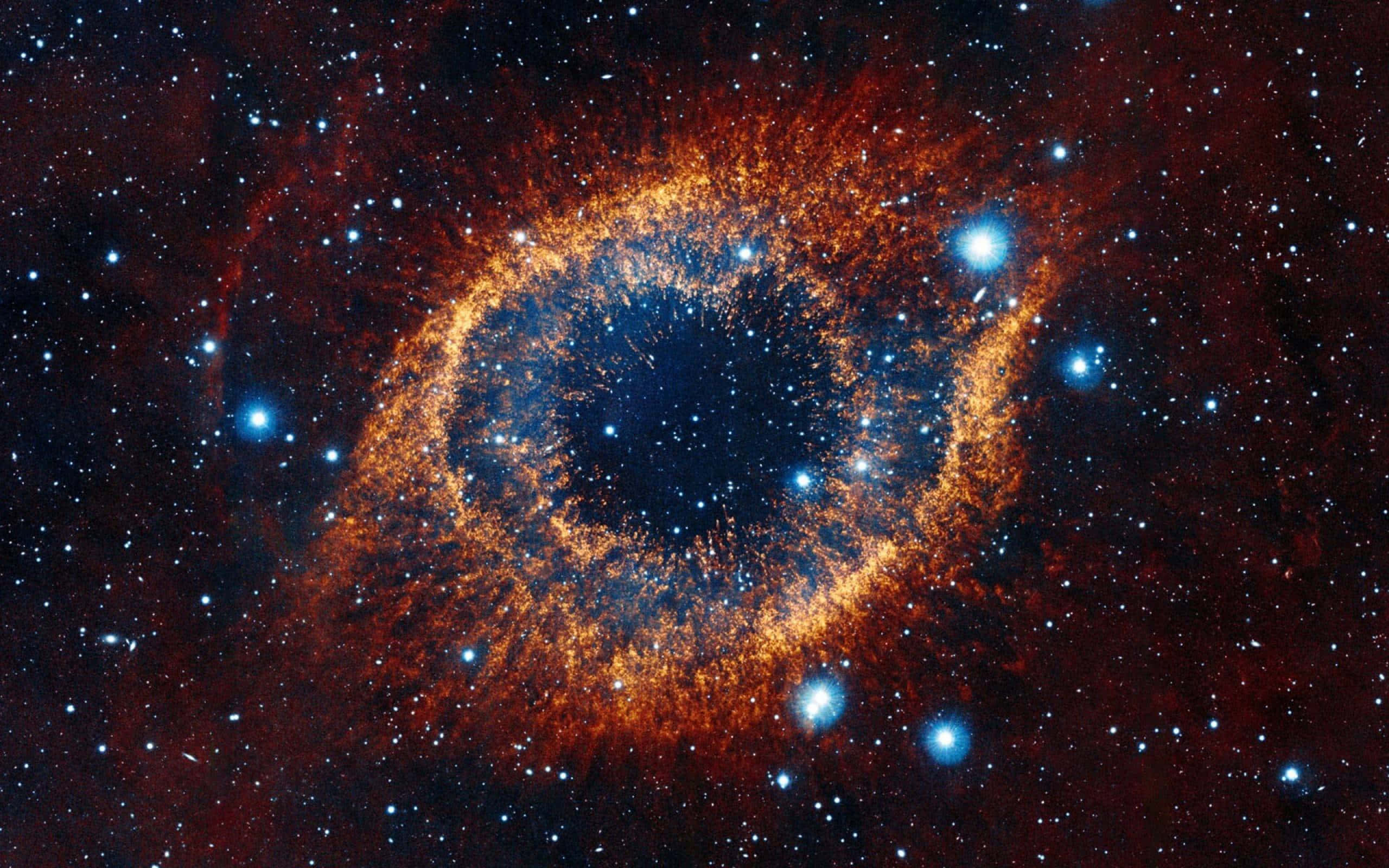 高解析度銀河螺旋星雲背景 壁紙 — 一個宇宙星雲，帶有火熱的橙色卷鬚，圍繞著一個深藍色的中心旋轉，中心點綴著明亮的藍色星星，背景是星場。