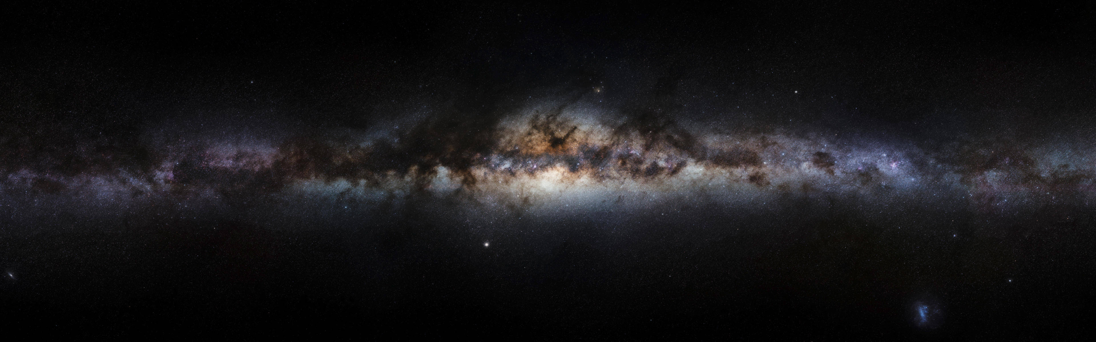 銀河系在黑暗的天空中佈滿星星和星雲。