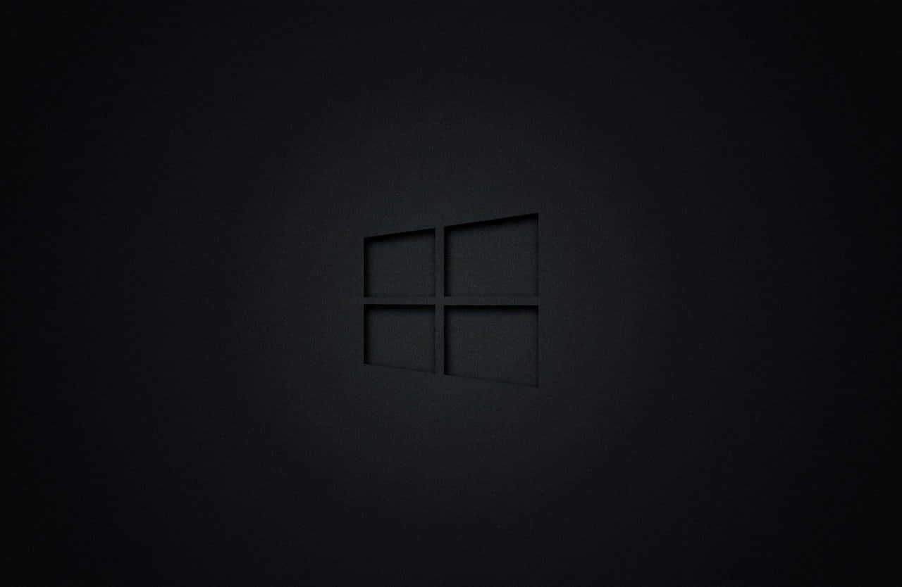 Windows標誌壓印在磨砂深色表面上，柔和燈光