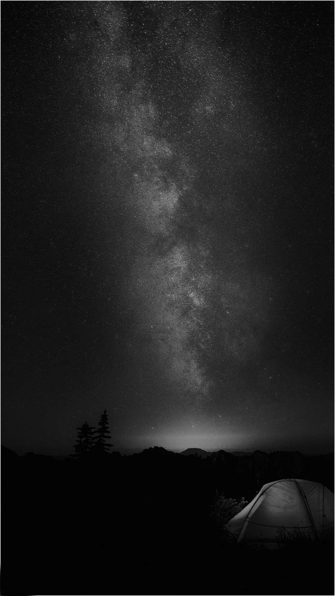 帳篷搭建在繁星夜空下，銀河清晰可見。