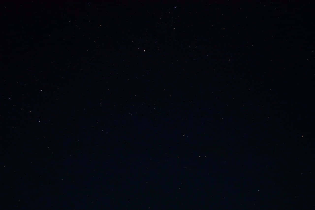 繁星點點的夜空，在黑暗背景下有無數星星。